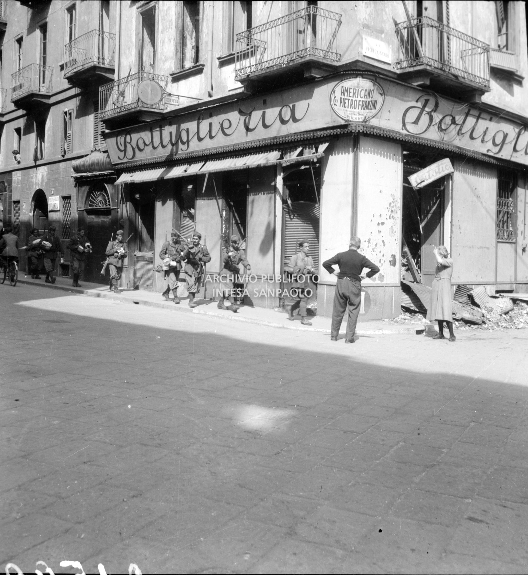 Soldati in via Brera, a Milano, dopo la notizia dell'Armistizio