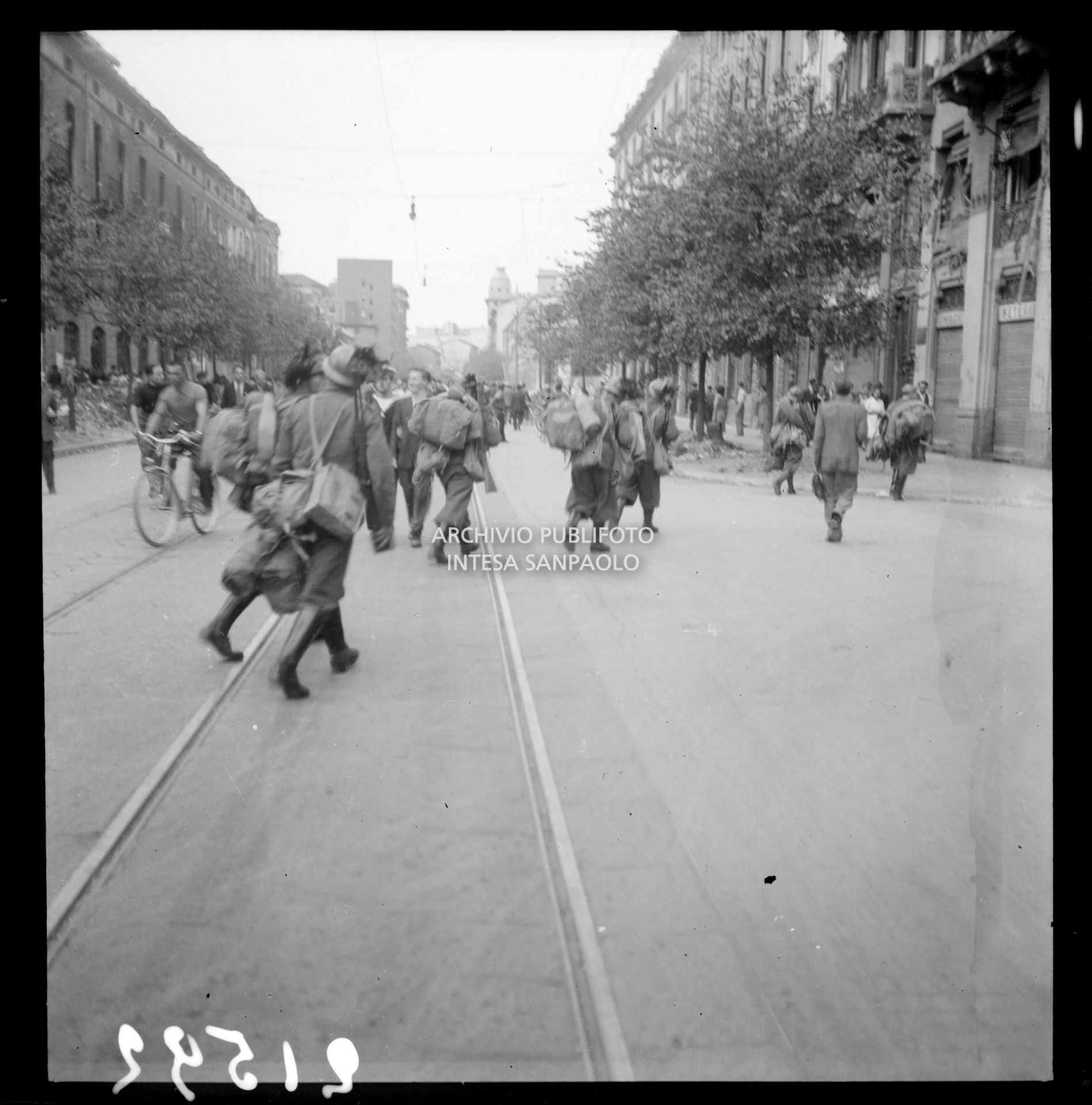 Soldati per le vie di Milano dopo la notizia dell'Armistizio