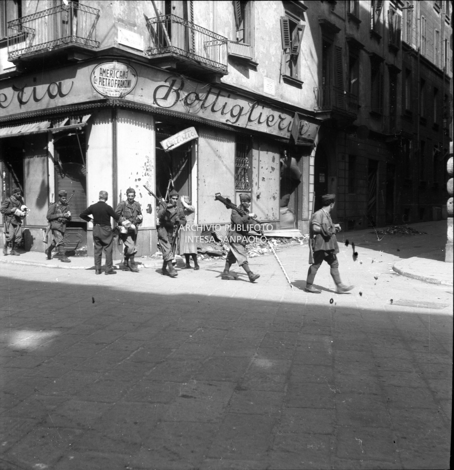 Soldati in via Brera, a Milano, dopo la notizia dell'Armistizio