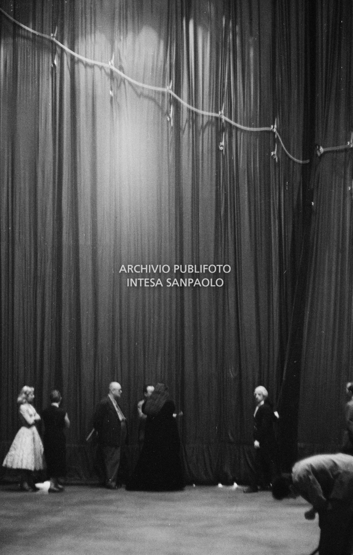 Maria Callas sul palcoscenico del Teatro alla Scala per le prove dell'opera "Anna Bolena"