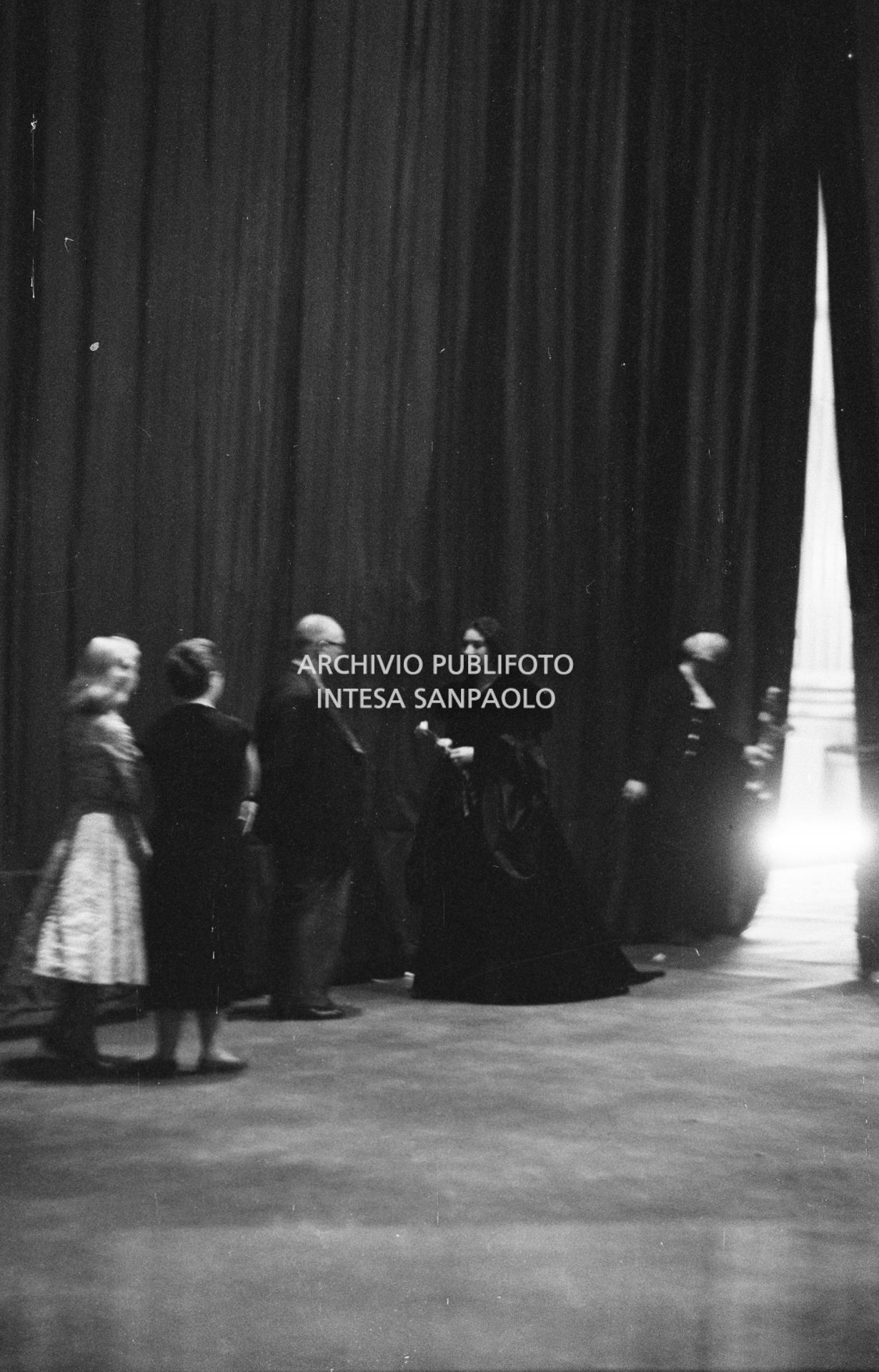 Maria Callas sul palcoscenico del Teatro alla Scala per le prove dell'opera "Anna Bolena"