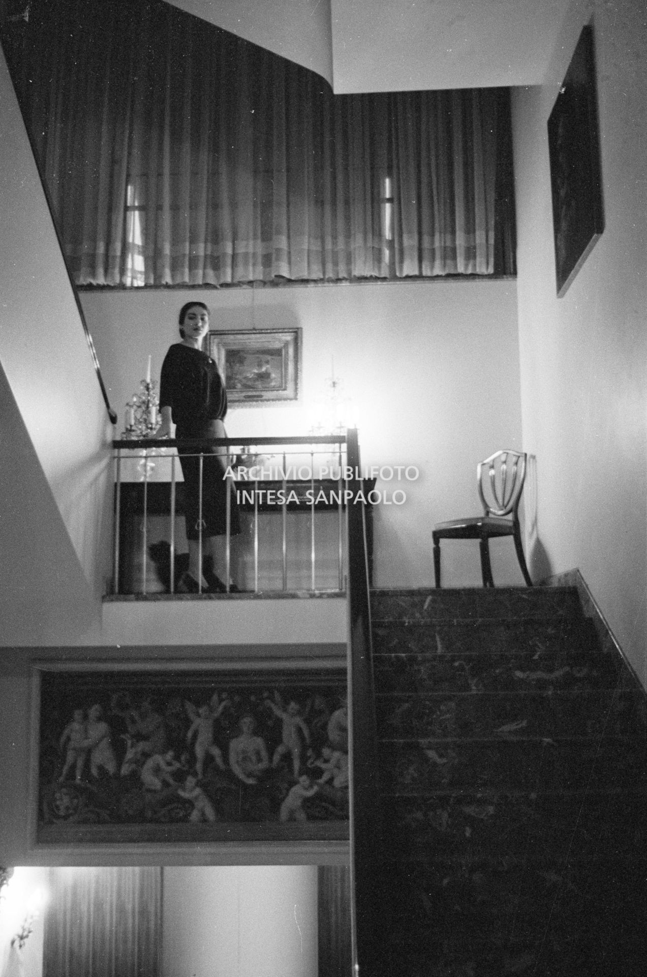 Maria Callas ritratta nella sua abitazione