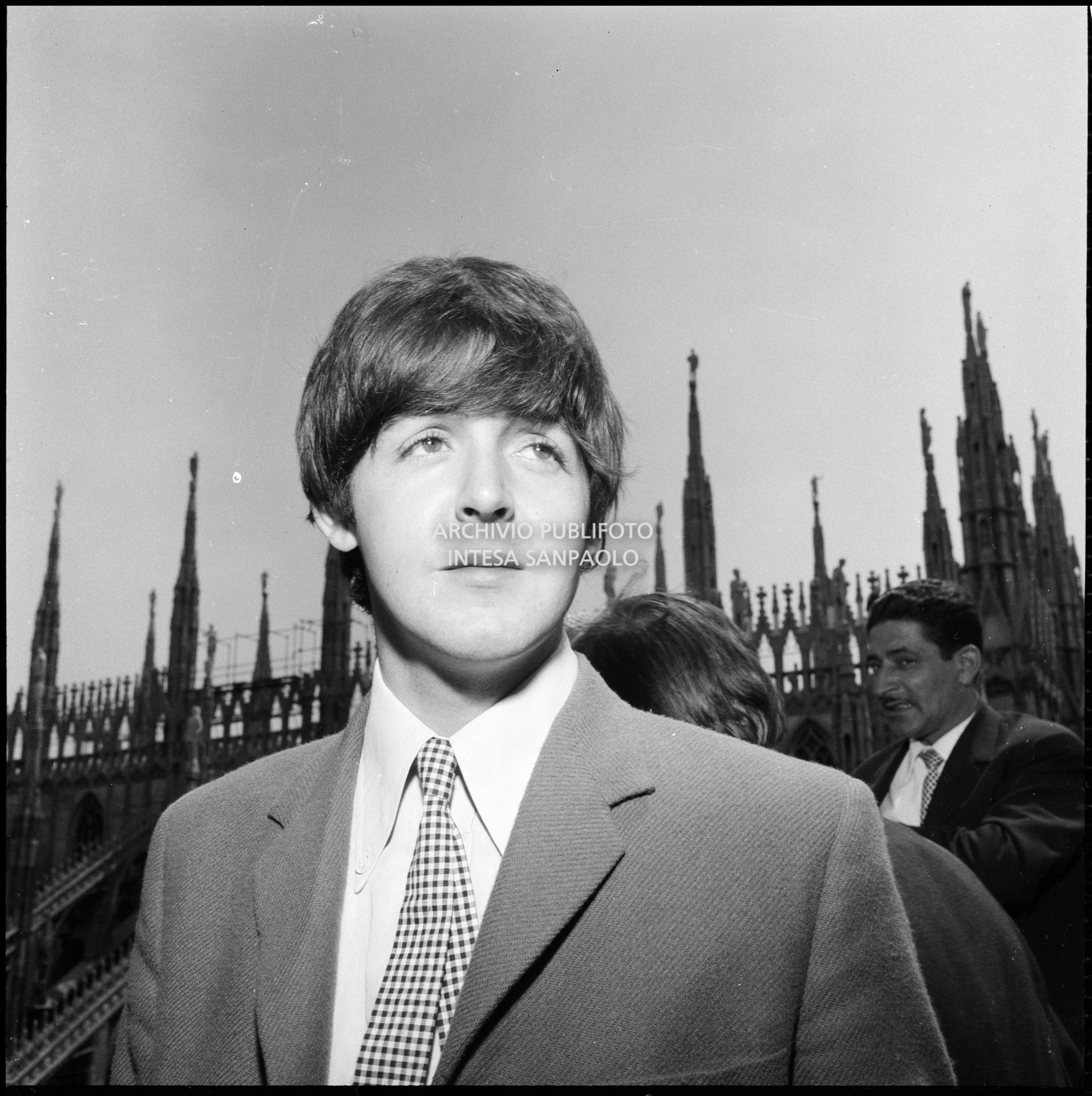 Paul McCartney ritratto sulla terrazza del Grand Hotel Duomo a Milano; sullo sfondo le guglie della cattedrale