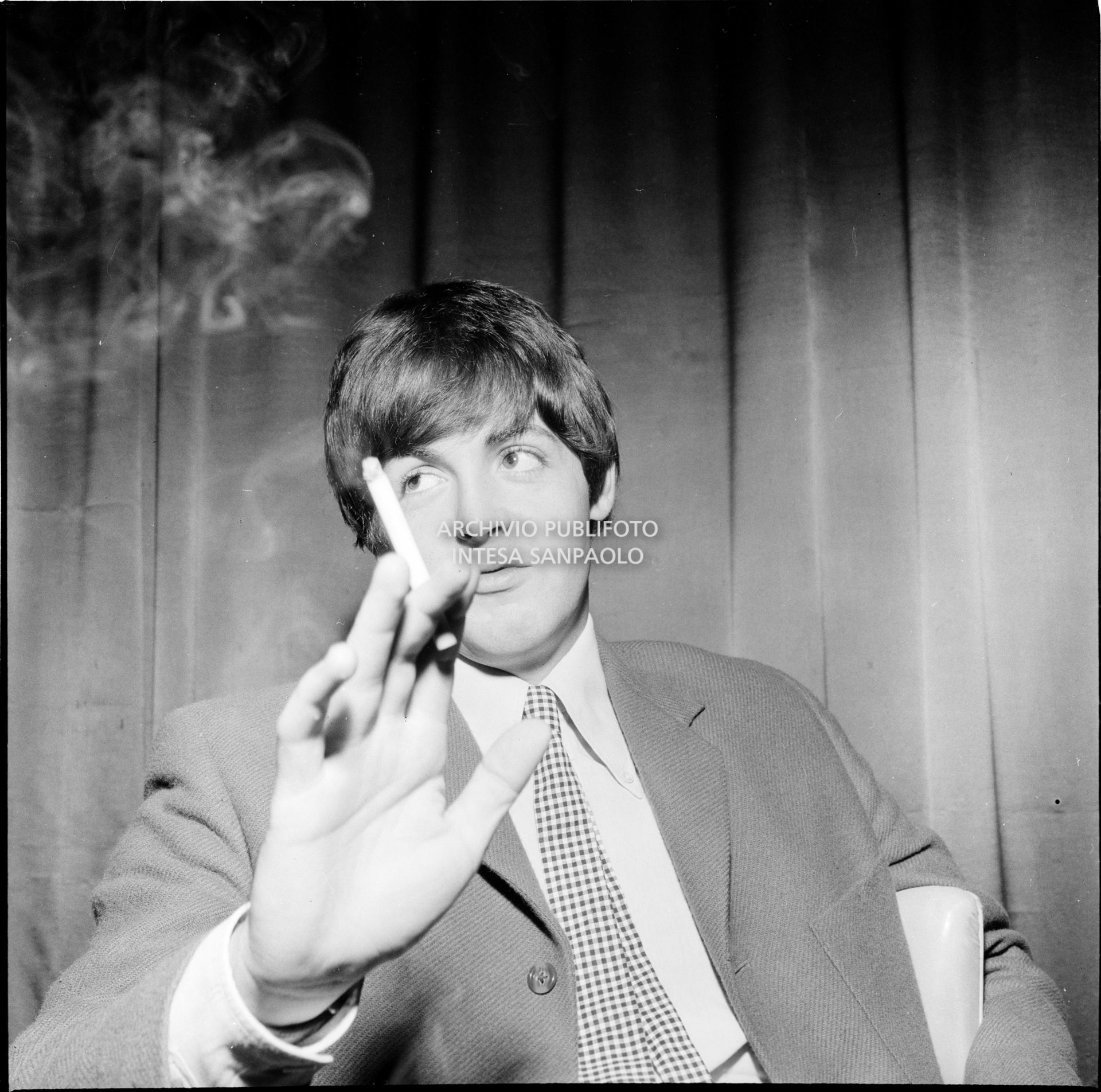 Paul McCartney ritratto alla conferenza stampa che precede il concerto a Milano, con la sigaretta in mano, presso il Grand Hotel Duomo