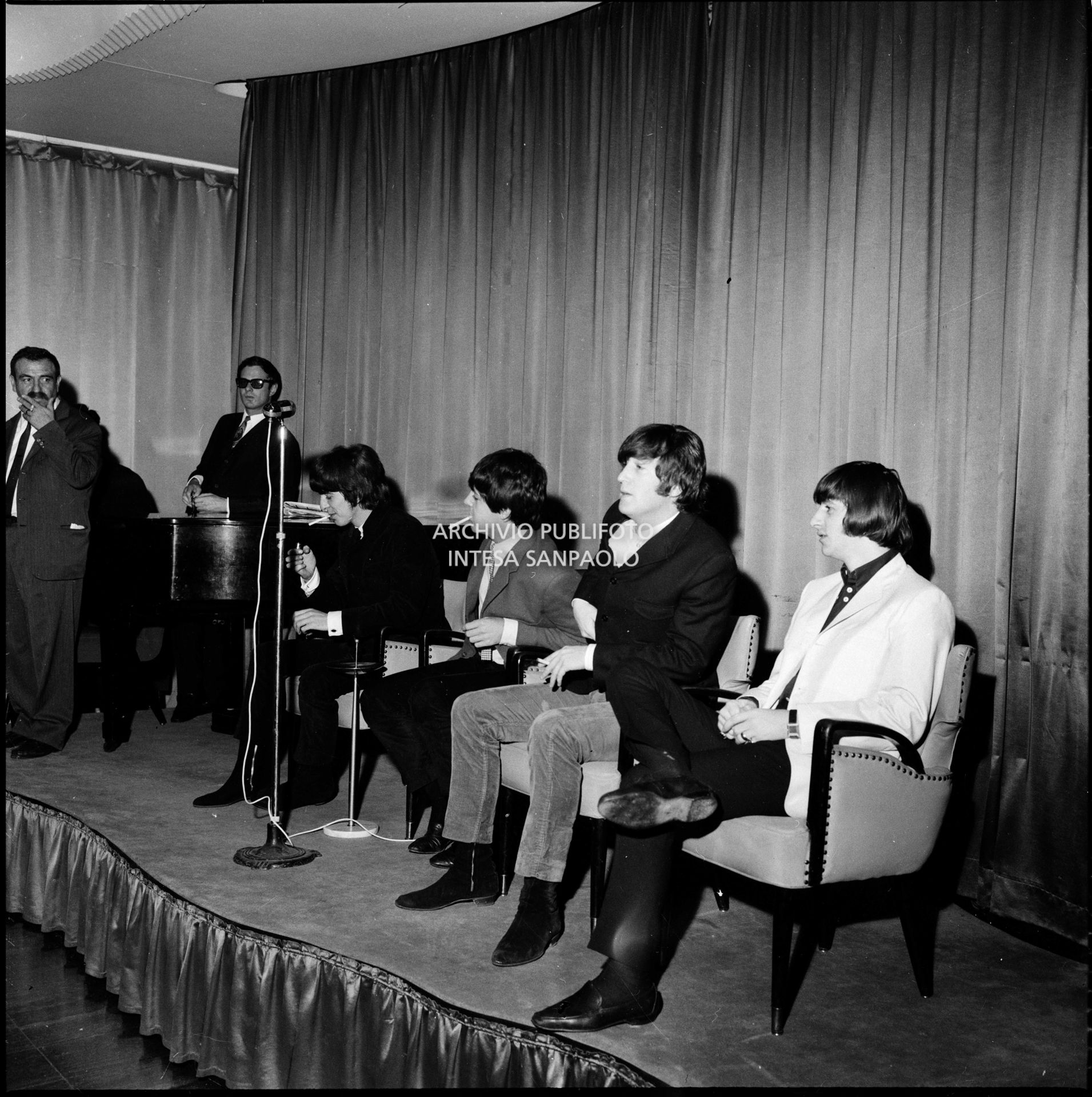 I Beatles in conferenza stampa al Grand Hotel Duomo a Milano; a sinistra l'impresario Leo Wächter che portò la band inglese in Italia e il manager Brian Epstein