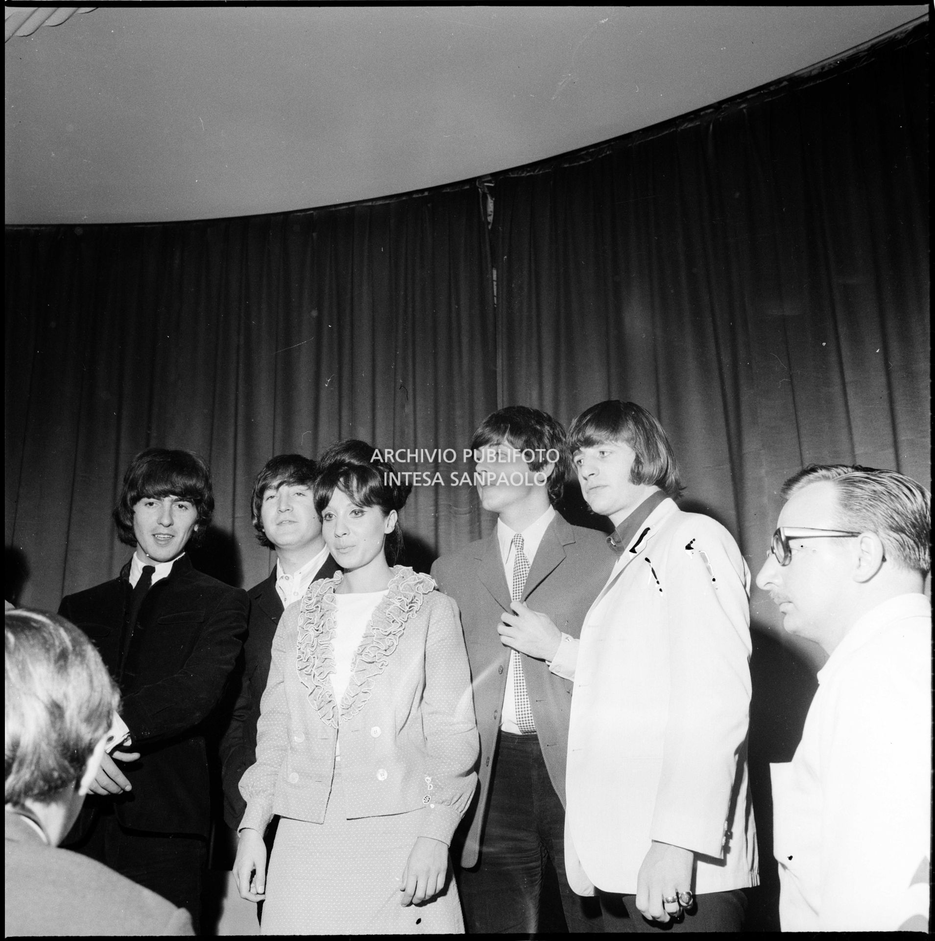 I Beatles dopo la conferenza stampa al Grand Hotel Duomo a Milano; insieme a loro Rossella Como