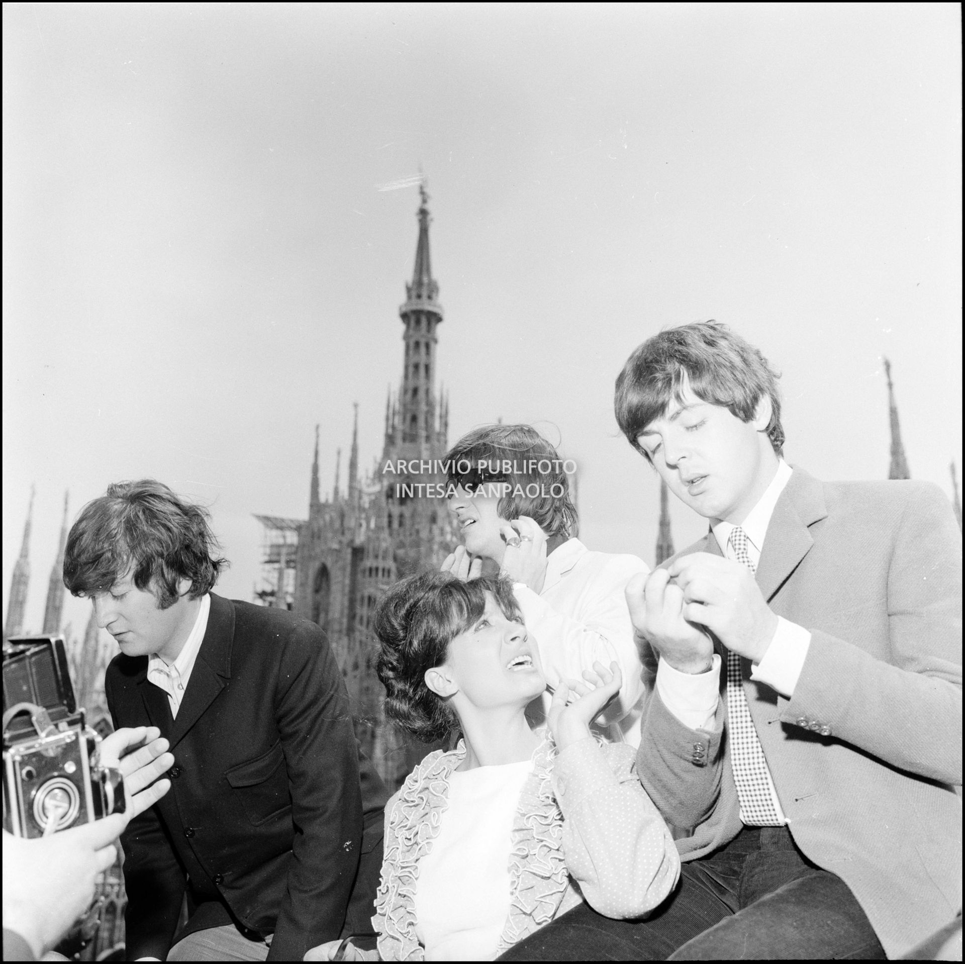 I Beatles con Rossella Como sulla terrazza del Grand Hotel Duomo a Milano; sullo sfondo le guglie della cattedrale