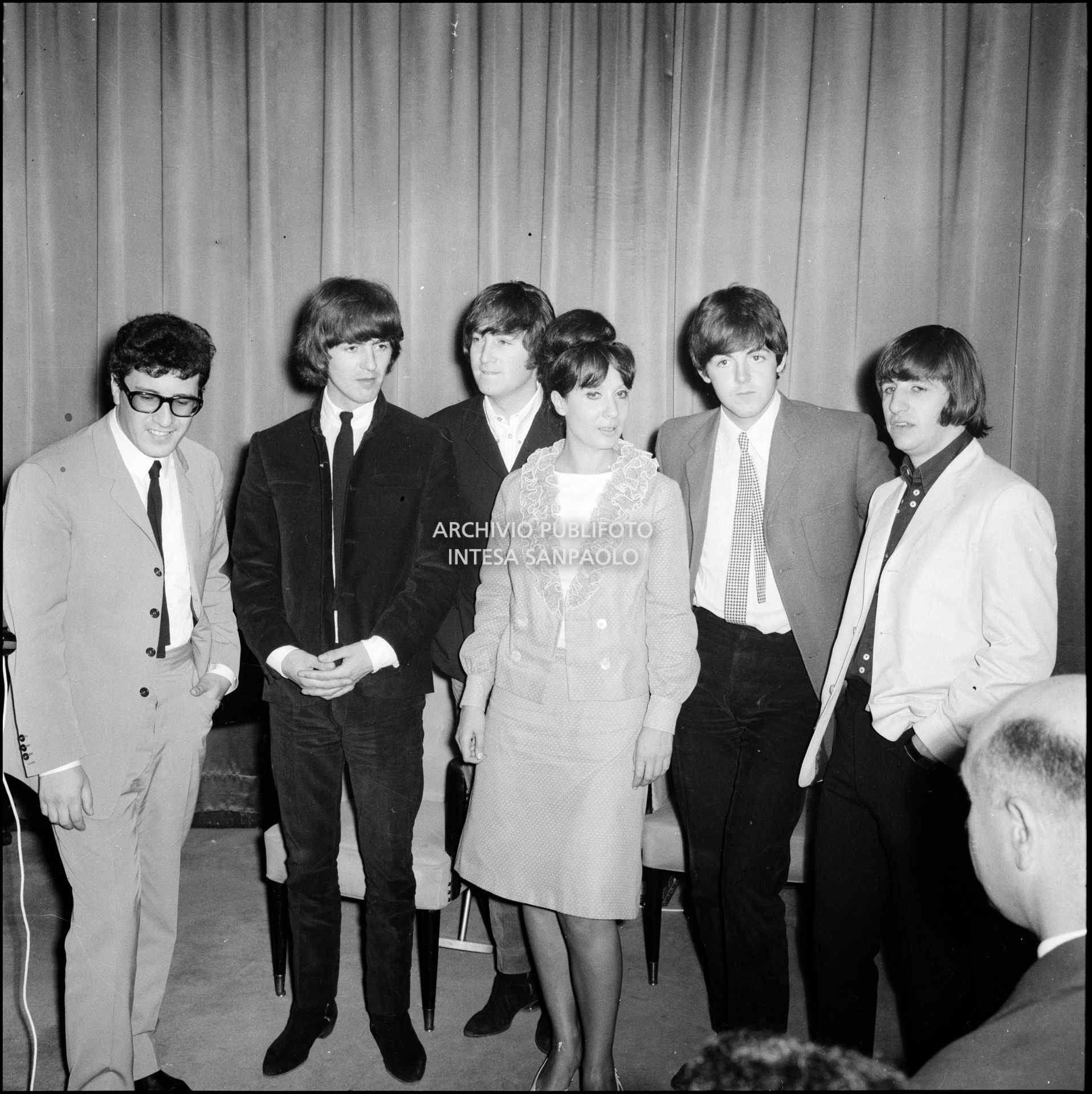 I Beatles dopo la conferenza stampa al Grand Hotel Duomo a Milano con Rossella Como e Peppino di Capri (a sinistra)