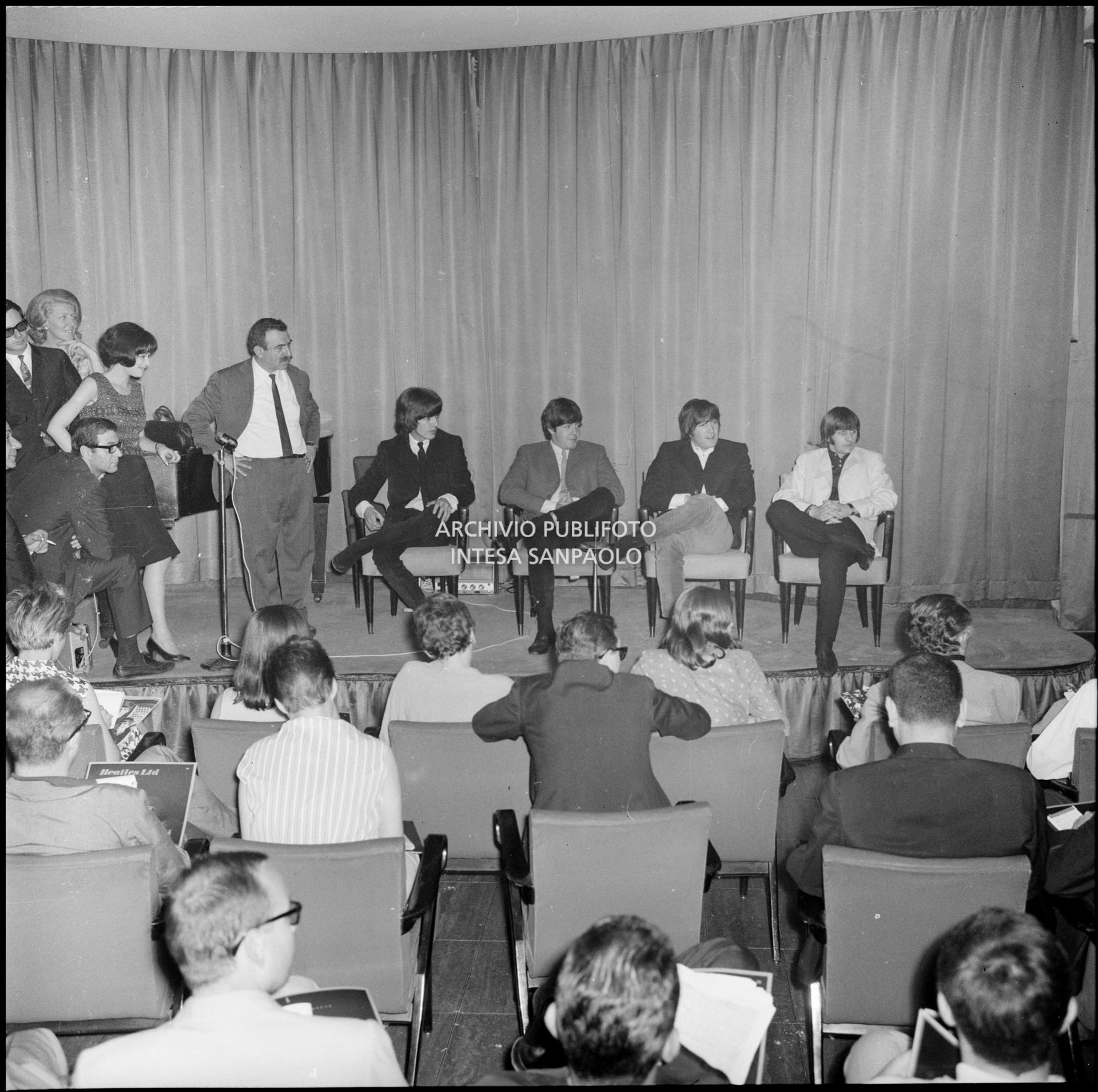 I Beatles in conferenza stampa al Grand Hotel Duomo a Milano; a destra di George Harrison l'impresario Leo Wächter