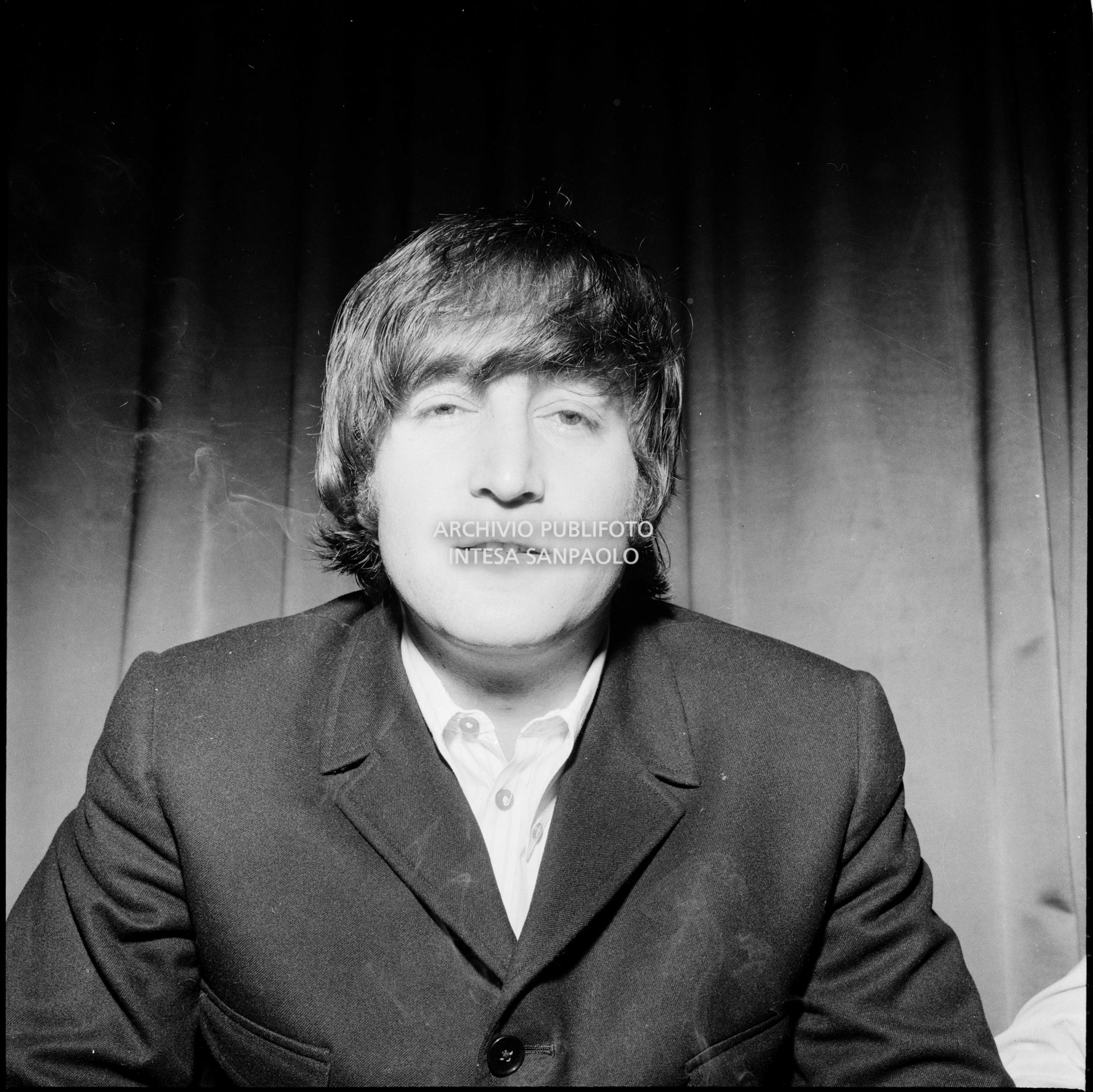 John Lennon ritratto al Grand Hotel Duomo a Milano