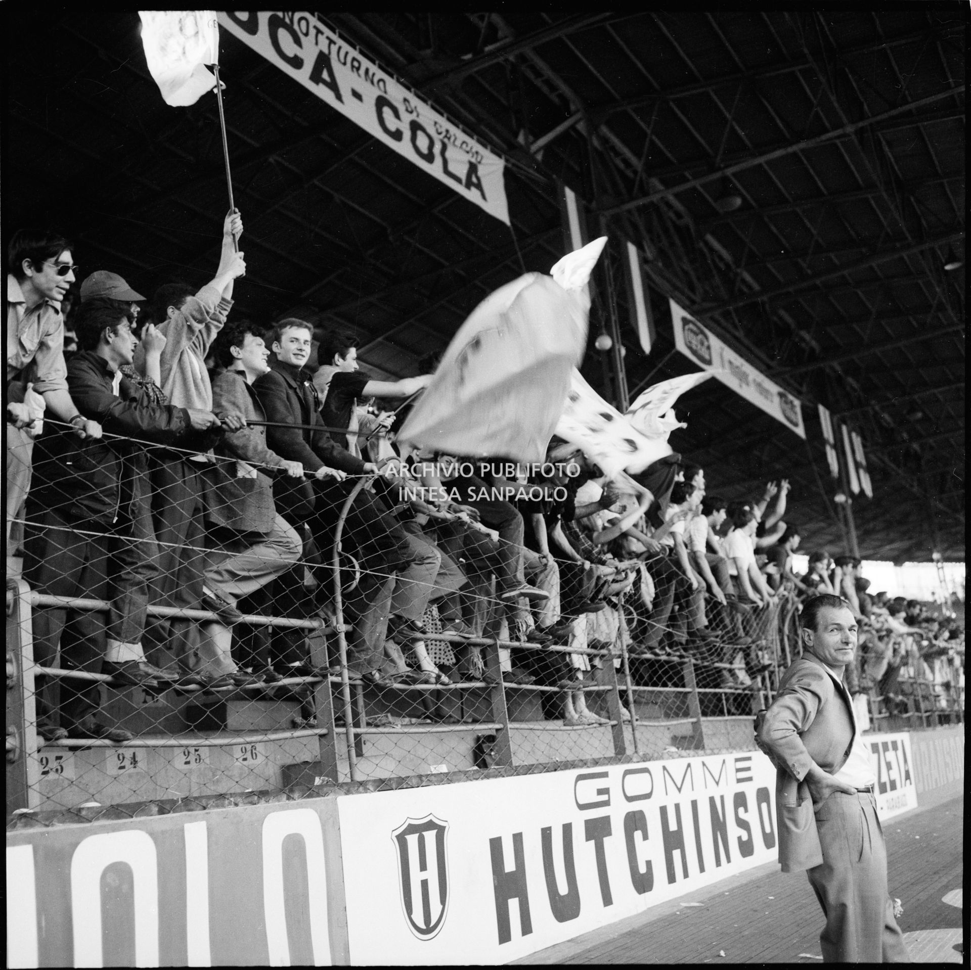 Fan sugli spalti al concerto pomeridiano dei Beatles al Vigorelli di Milano