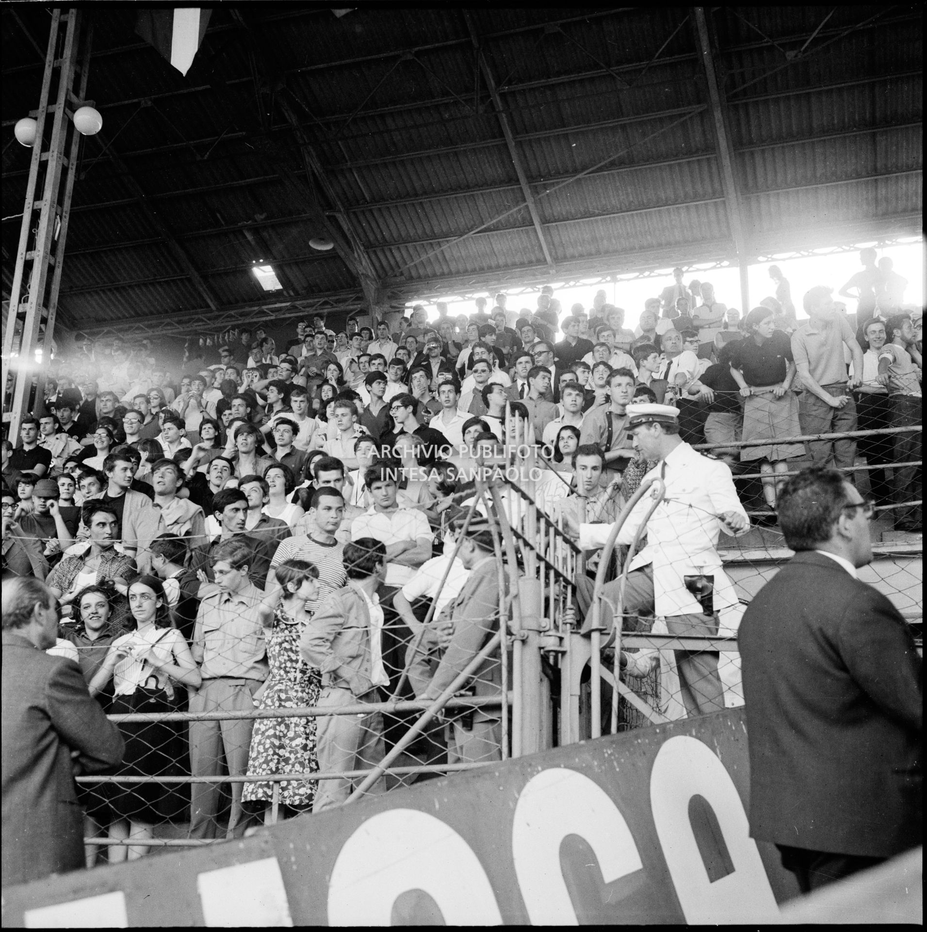 Pubblico sugli spalti al concerto pomeridiano dei Beatles al Vigorelli di Milano