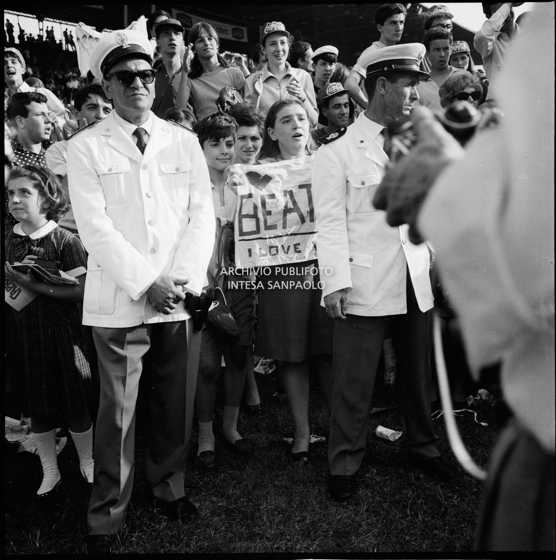 Pubblico e forze dell'ordine al concerto pomeridiano dei Beatles al Vigorelli di Milano