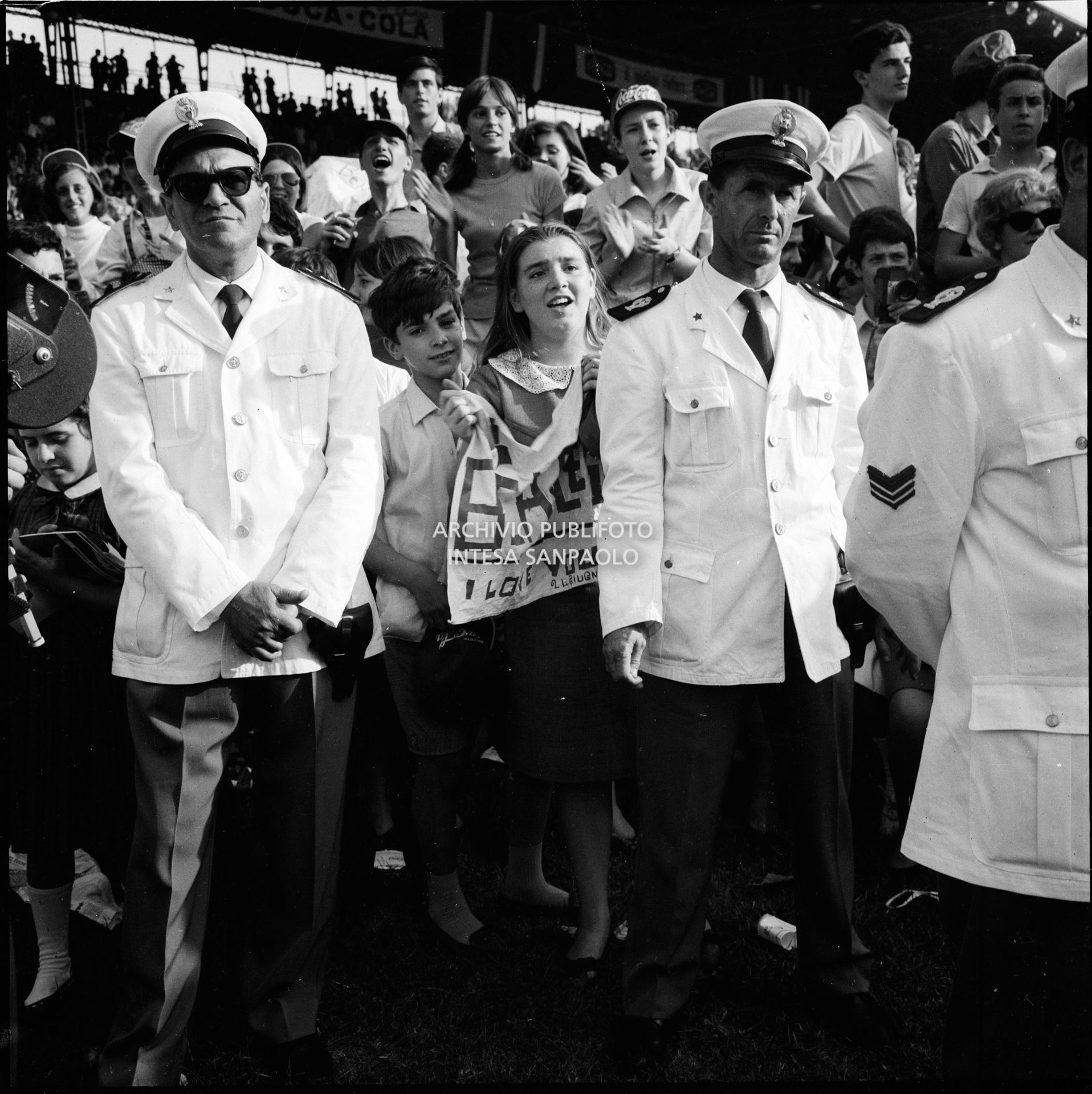 Pubblico e forze dell'ordine al concerto pomeridiano dei Beatles al Vigorelli di Milano