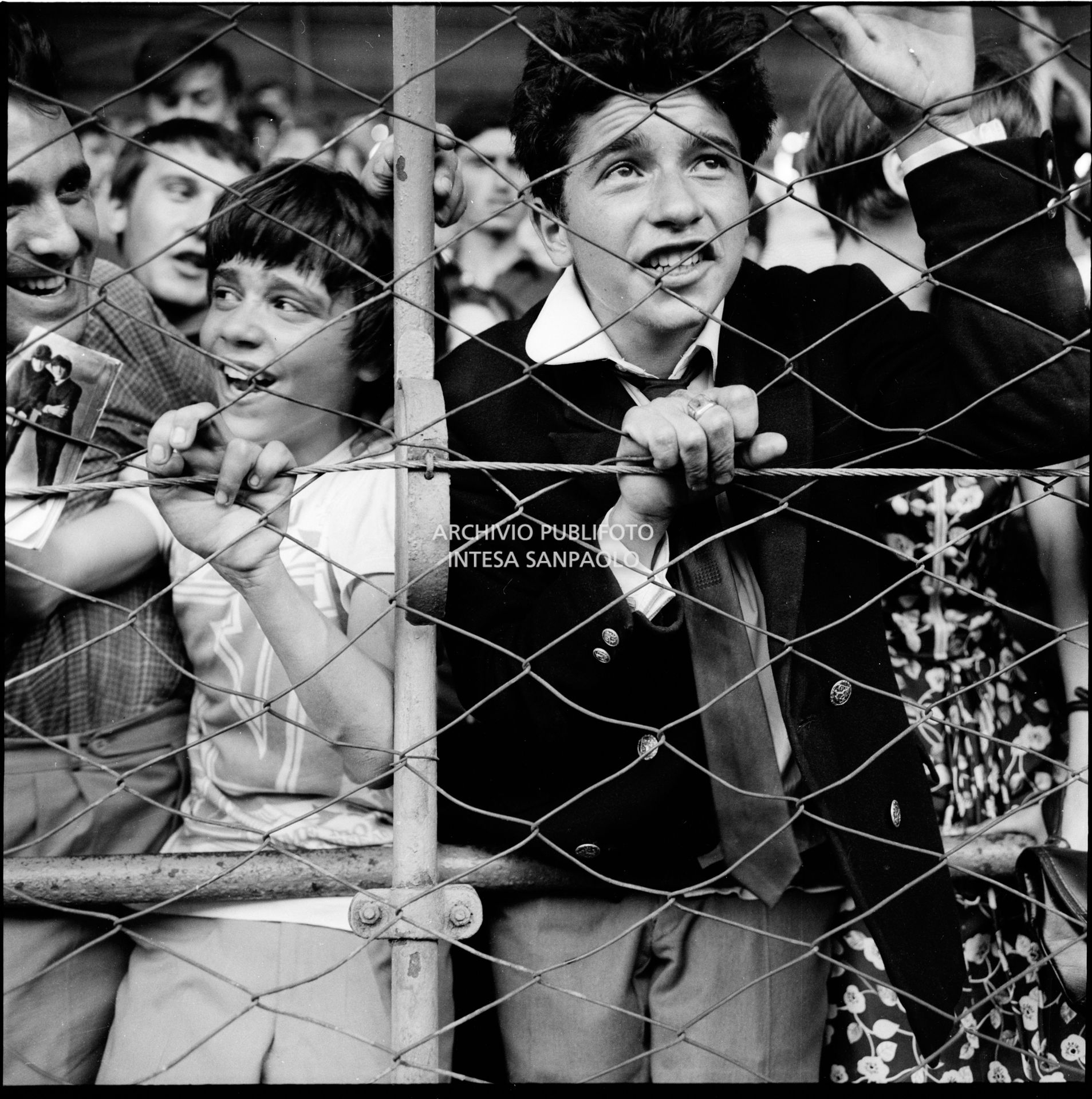 Fan scatenati al concerto pomeridiano dei Beatles al Vigorelli di Milano