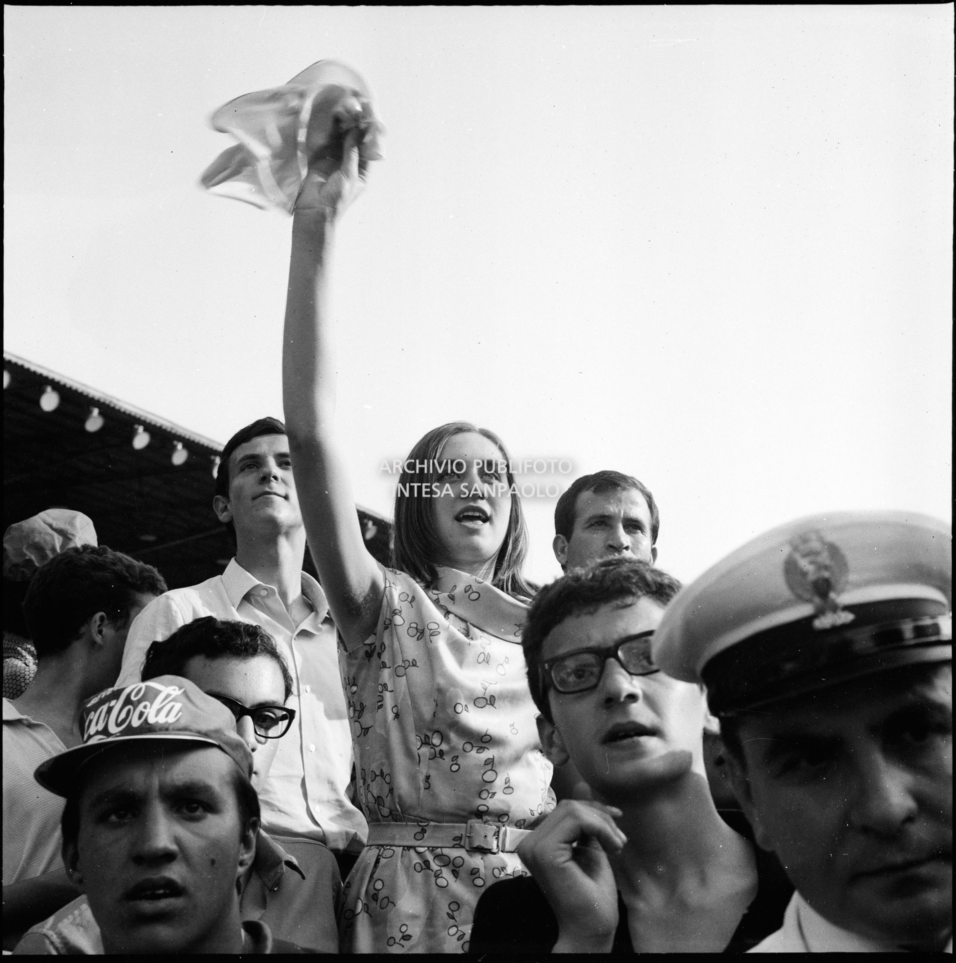 Pubblico al concerto pomeridiano dei Beatles al Vigorelli di Milano: una ragazza sventola un foulard