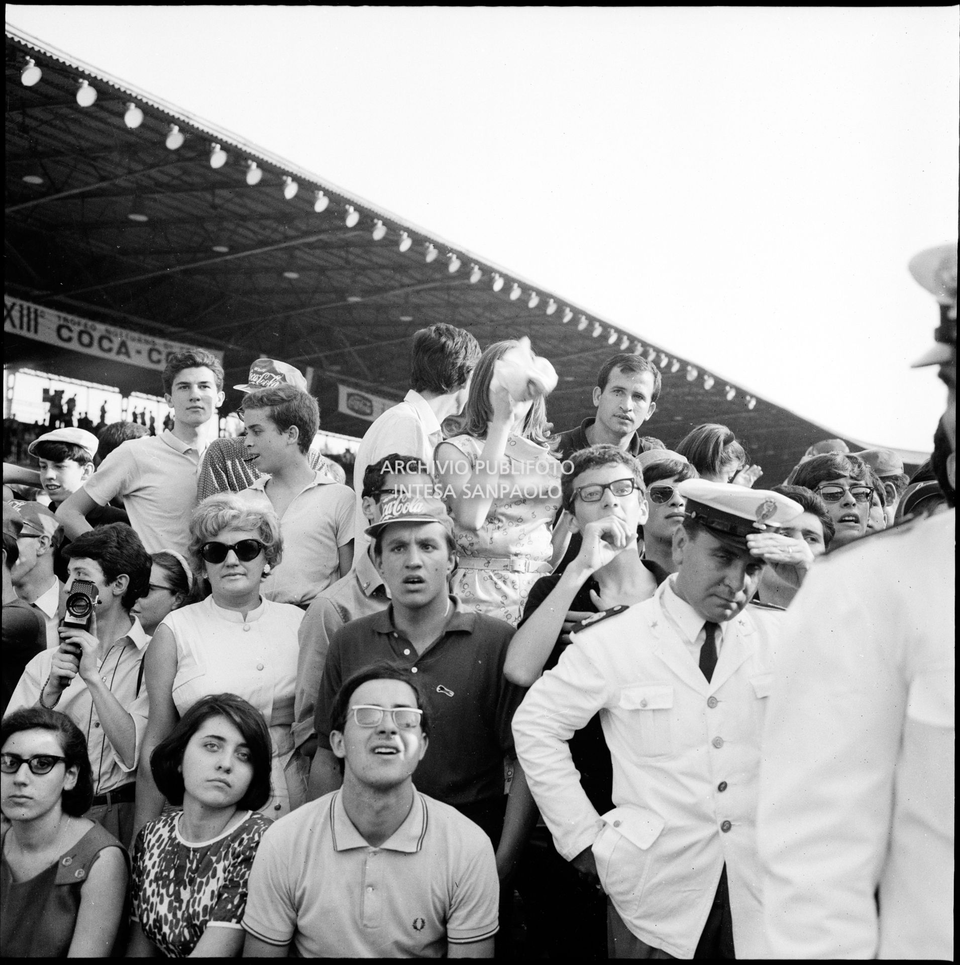 Pubblico e forze dell'ordine al concerto pomeridiano dei Beatles al Vigorelli di Milano