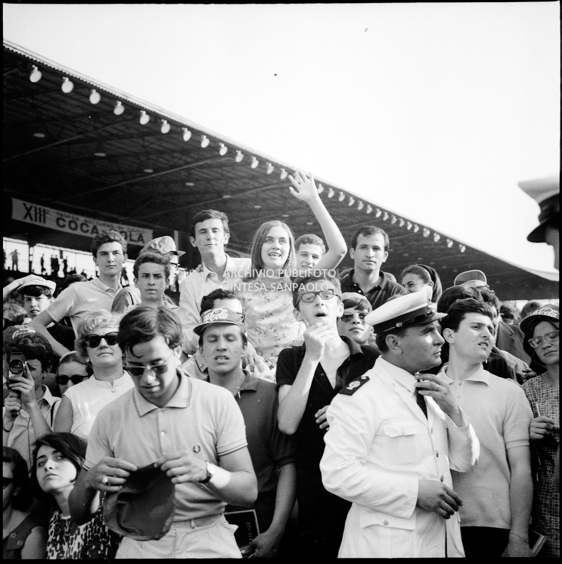 Pubblico e forze dell'ordine al concerto pomeridiano dei Beatles al Vigorelli di Milano