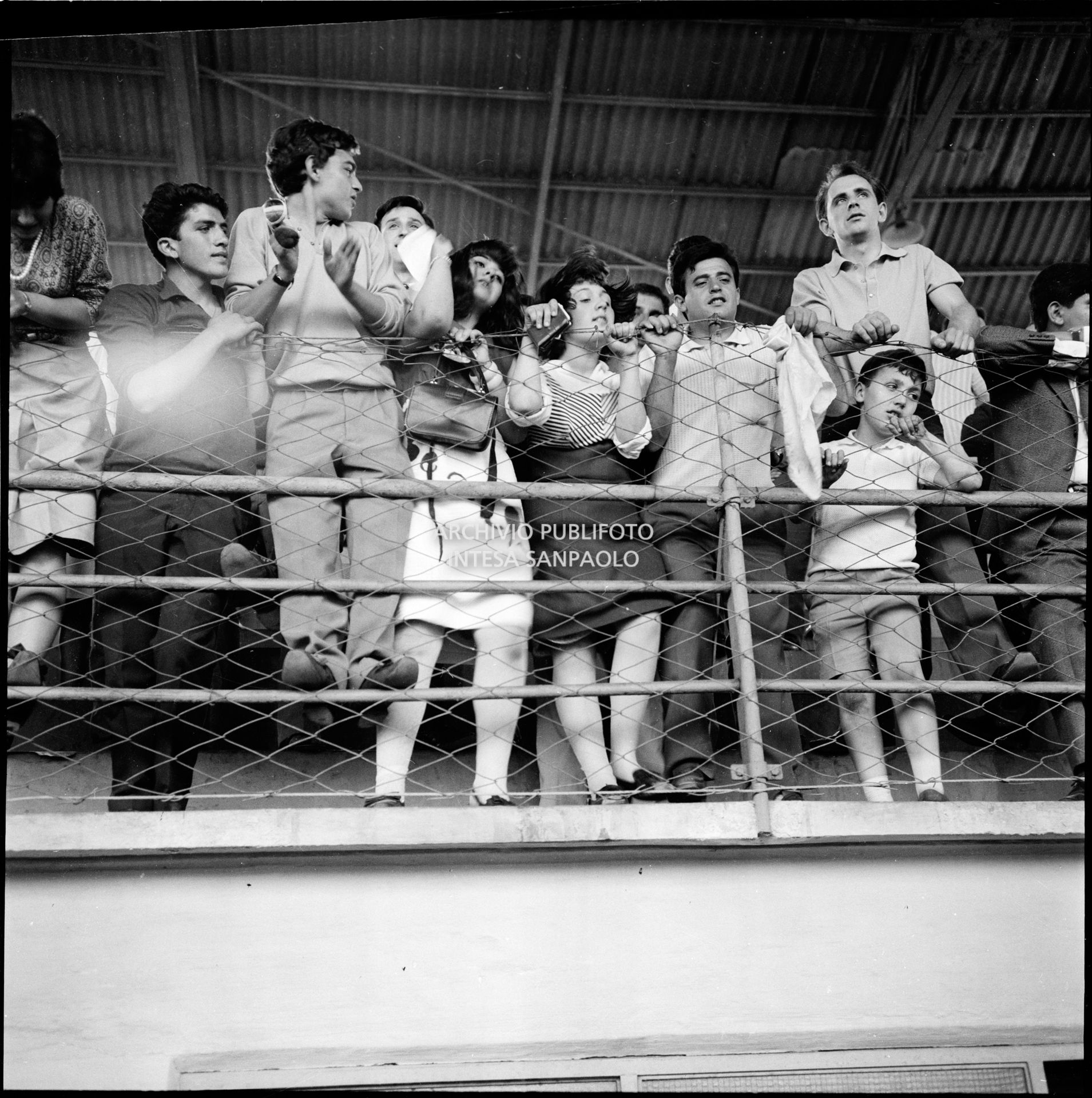 Fan scatenati sugli spalti al concerto pomeridiano dei Beatles al Vigorelli di Milano