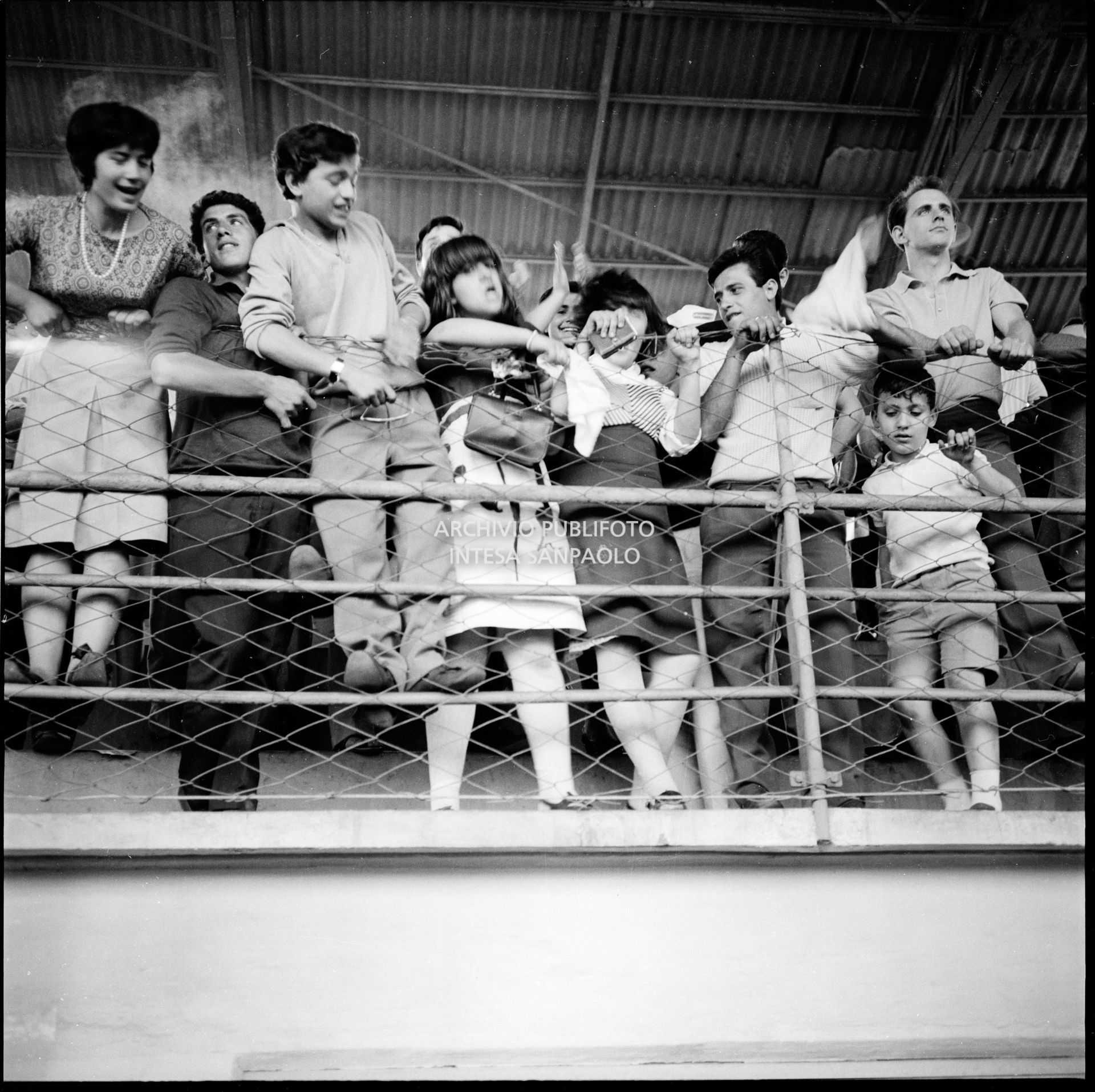 Fan scatenati sugli spalti al concerto pomeridiano dei Beatles al Vigorelli di Milano