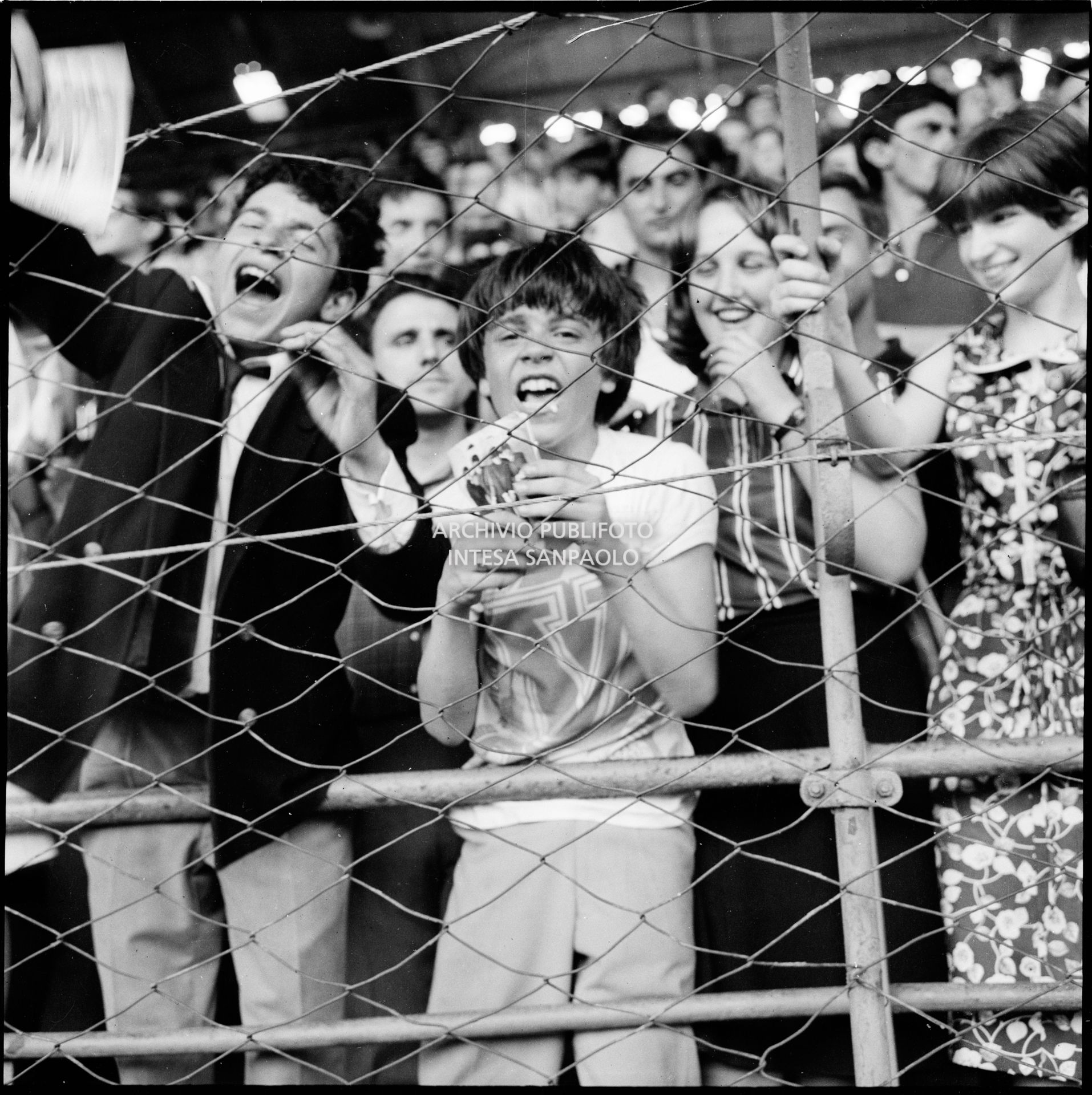 Fan scatenati sugli spalti al concerto pomeridiano dei Beatles al Vigorelli di Milano