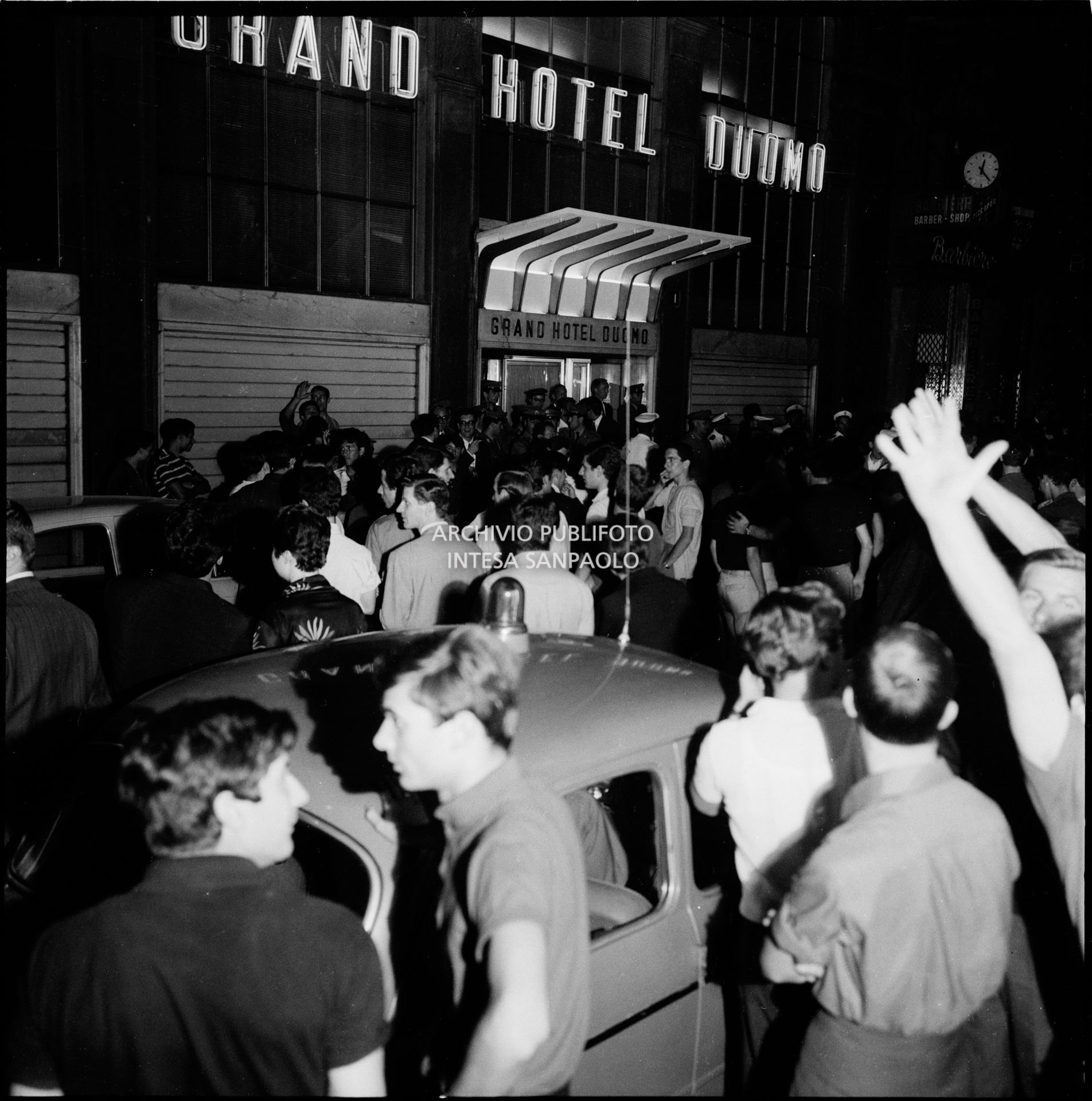 Fan in attesa dei Beatles all'esterno del Grand Hotel Duomo a Milano dove sono alloggiati