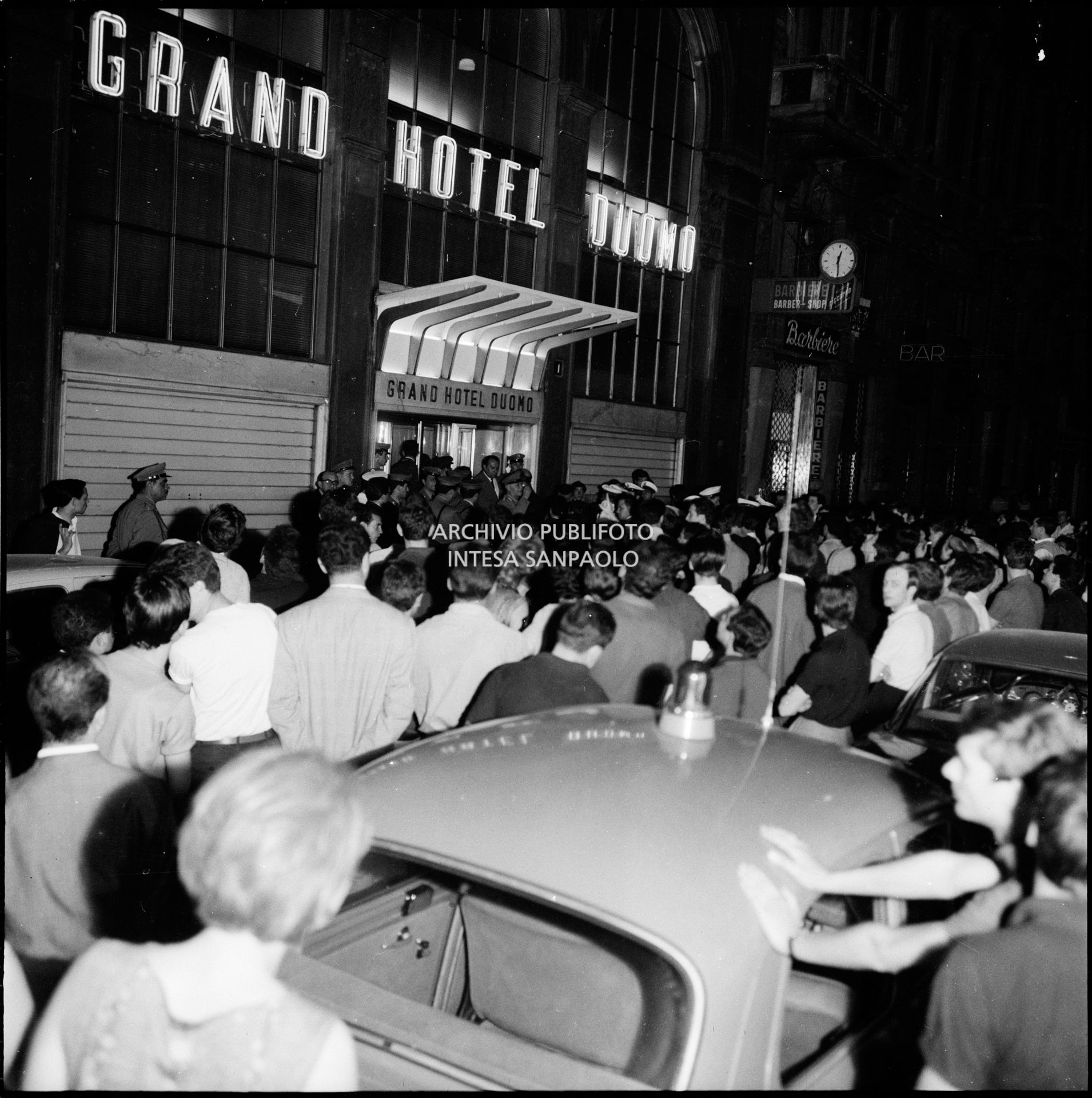 Fan in attesa dei Beatles all'esterno del Grand Hotel Duomo a Milano dove sono alloggiati