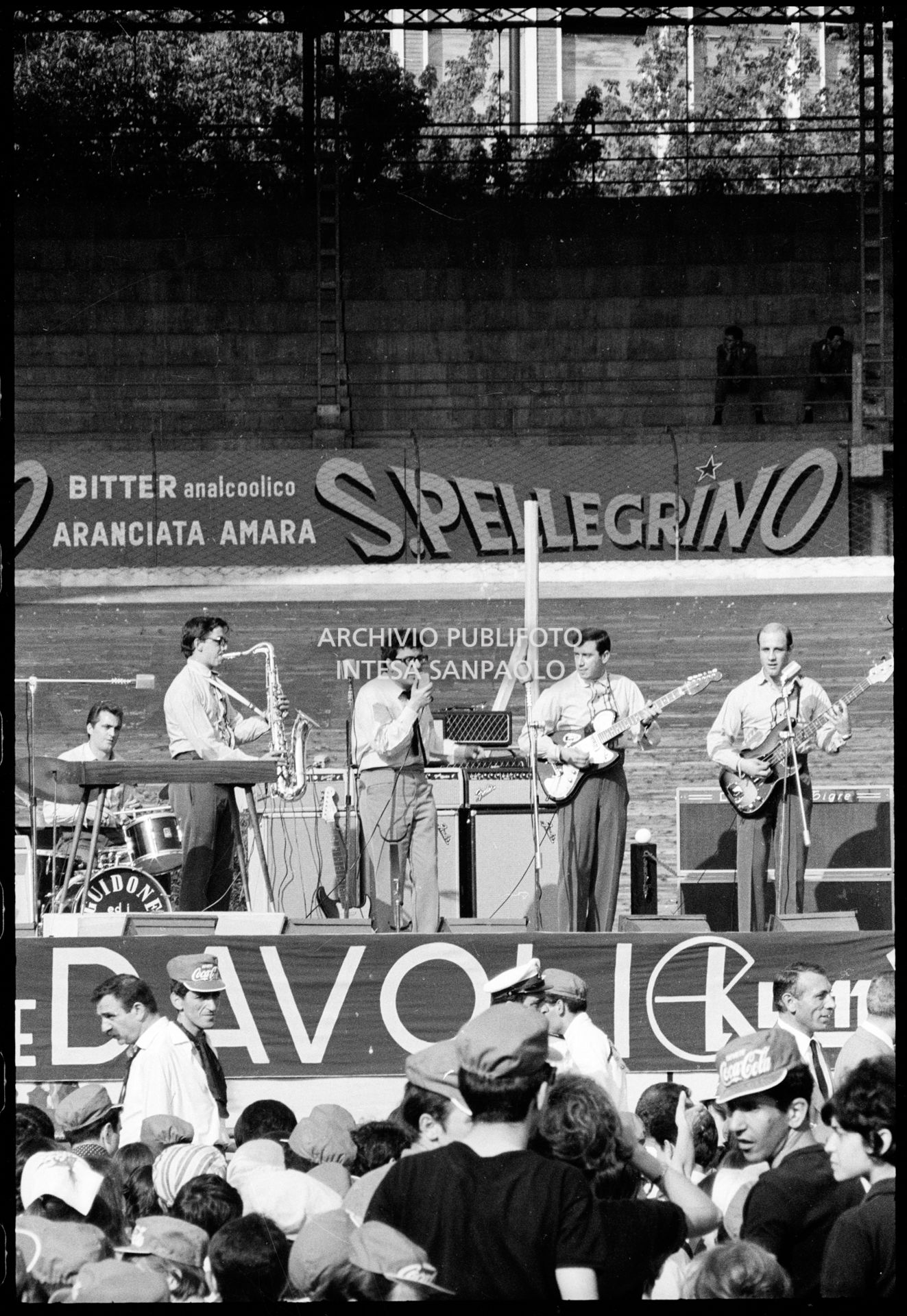 Peppino di Capri apre il concerto pomeridiano dei Beatles al Vigorelli di Milano