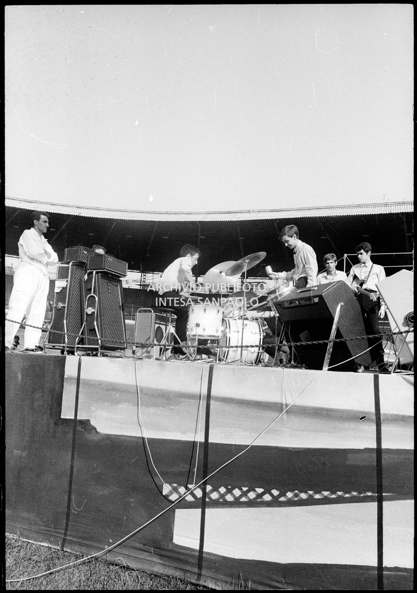 I New Dada sul palco del Vigorelli di Milano dove suonarono prima dei Beatles