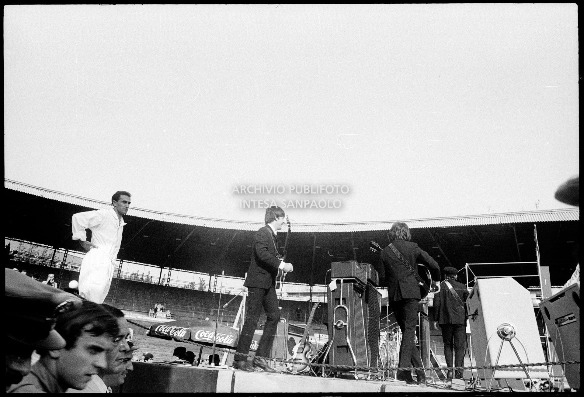 I Beatles salgono sul palco del Vigorelli a Milano