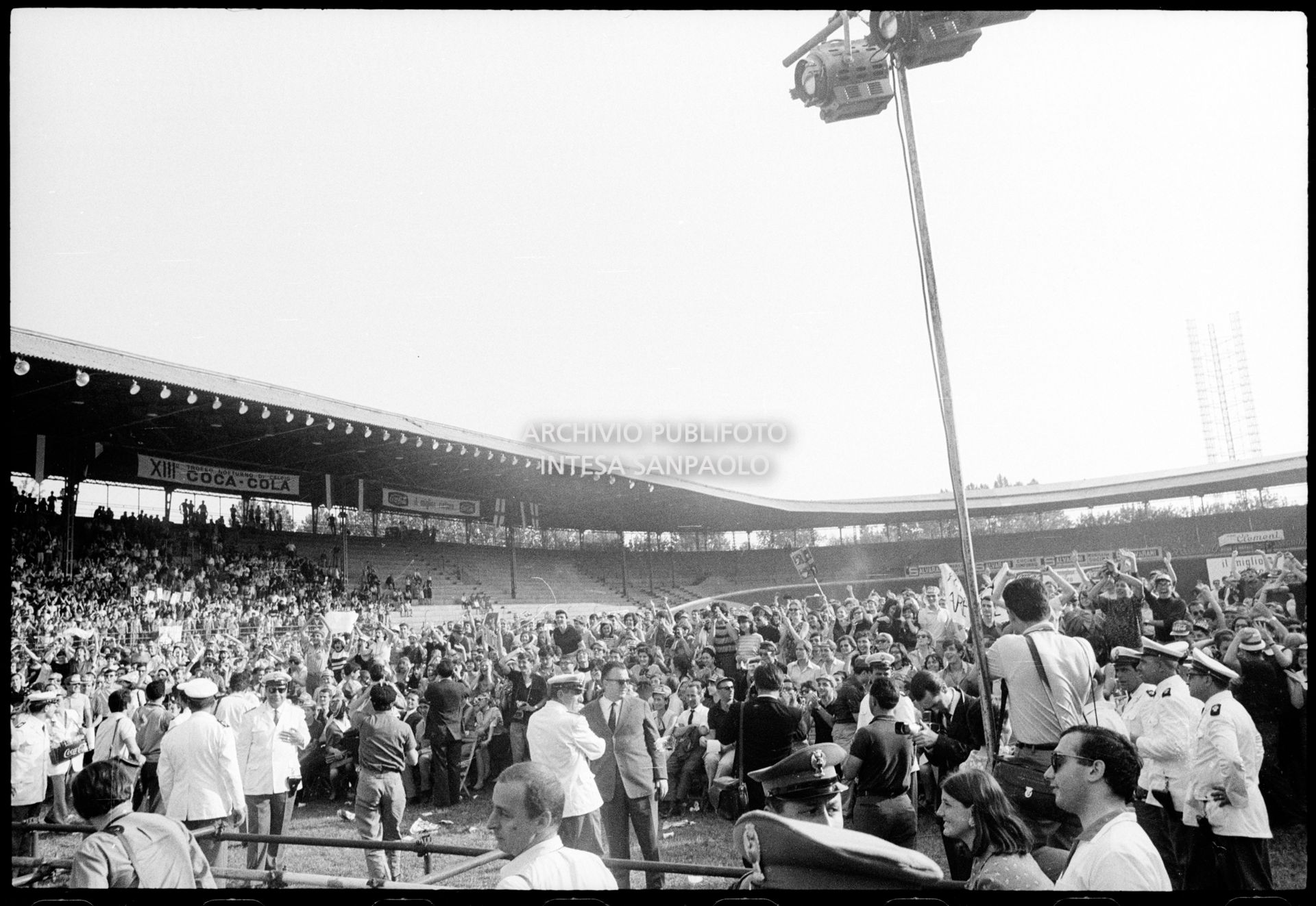 Pubblico al concerto pomeridiano dei Beatles al Vigorelli di Milano