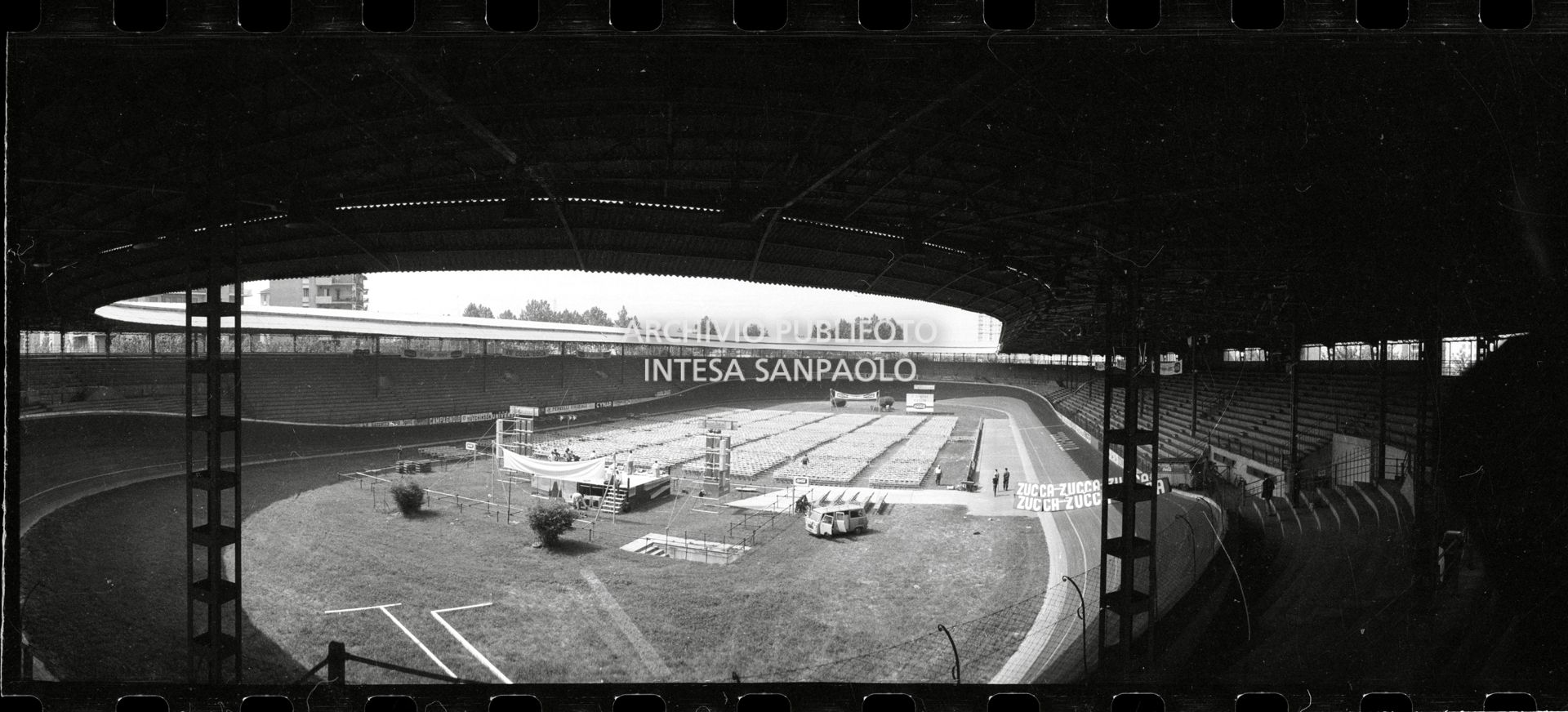Panoramica del Vigorelli di Milano allestito per il concerto pomeridiano dei Beatles