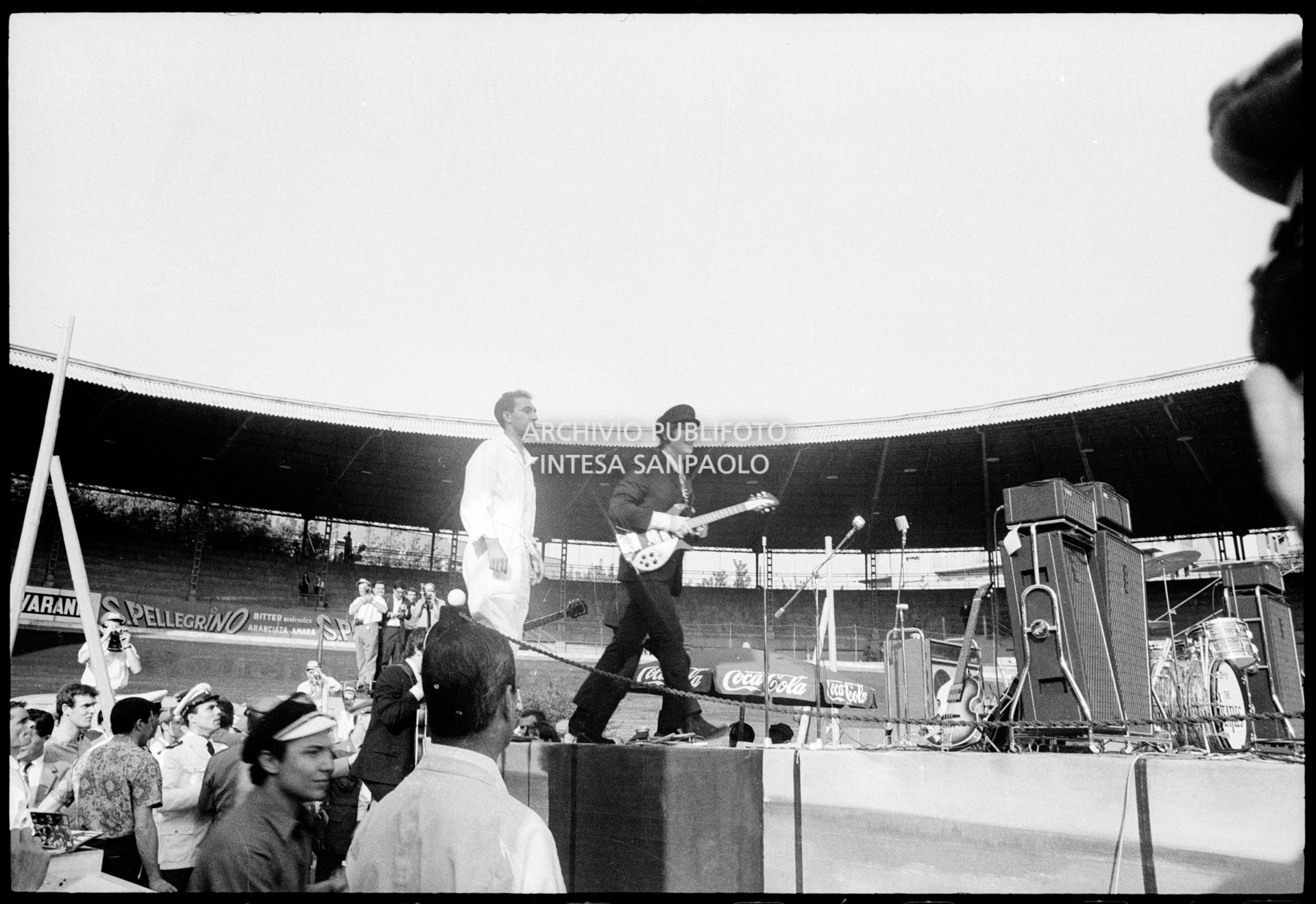 John Lennon sale sul palco del Vigorelli di Milano