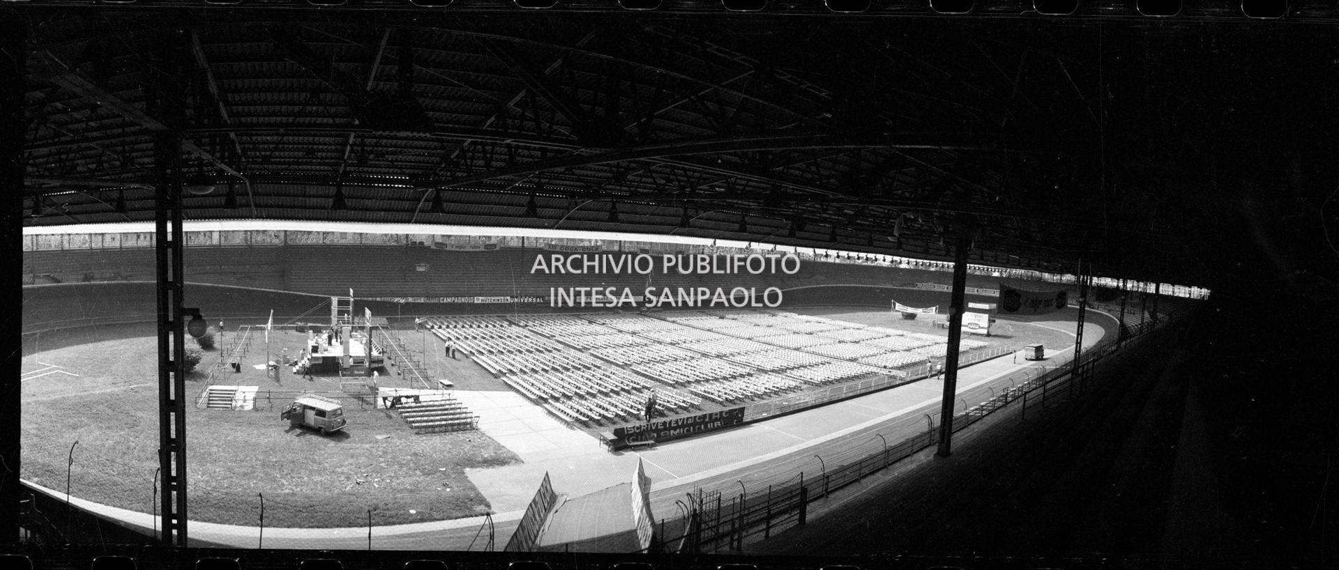 Panoramica del Vigorelli di Milano allestito per il concerto pomeridiano dei Beatles