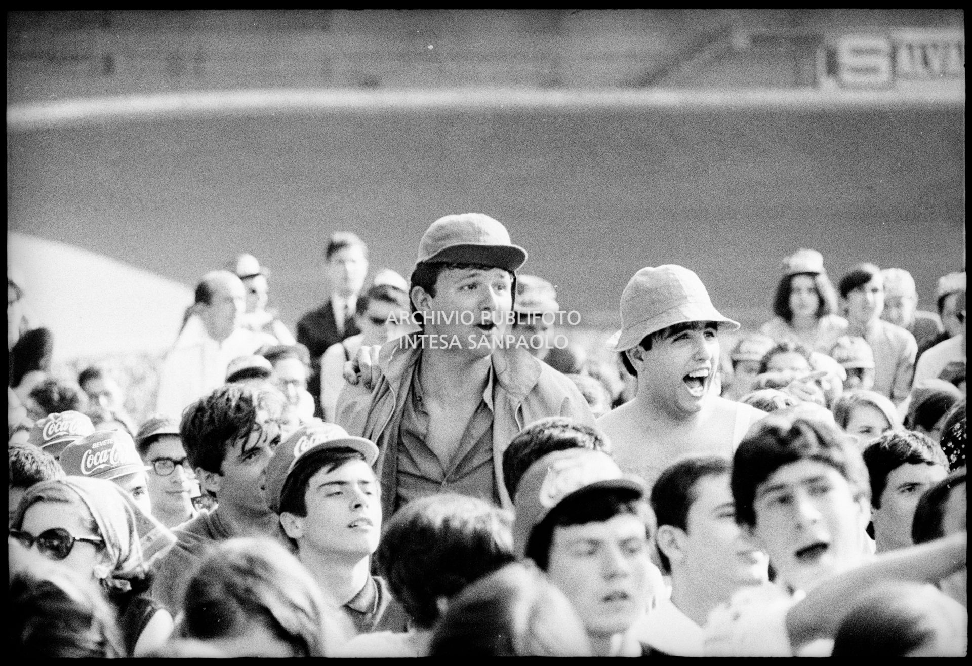 Fan al concerto pomeridiano dei Beatles al Vigorelli di Milano