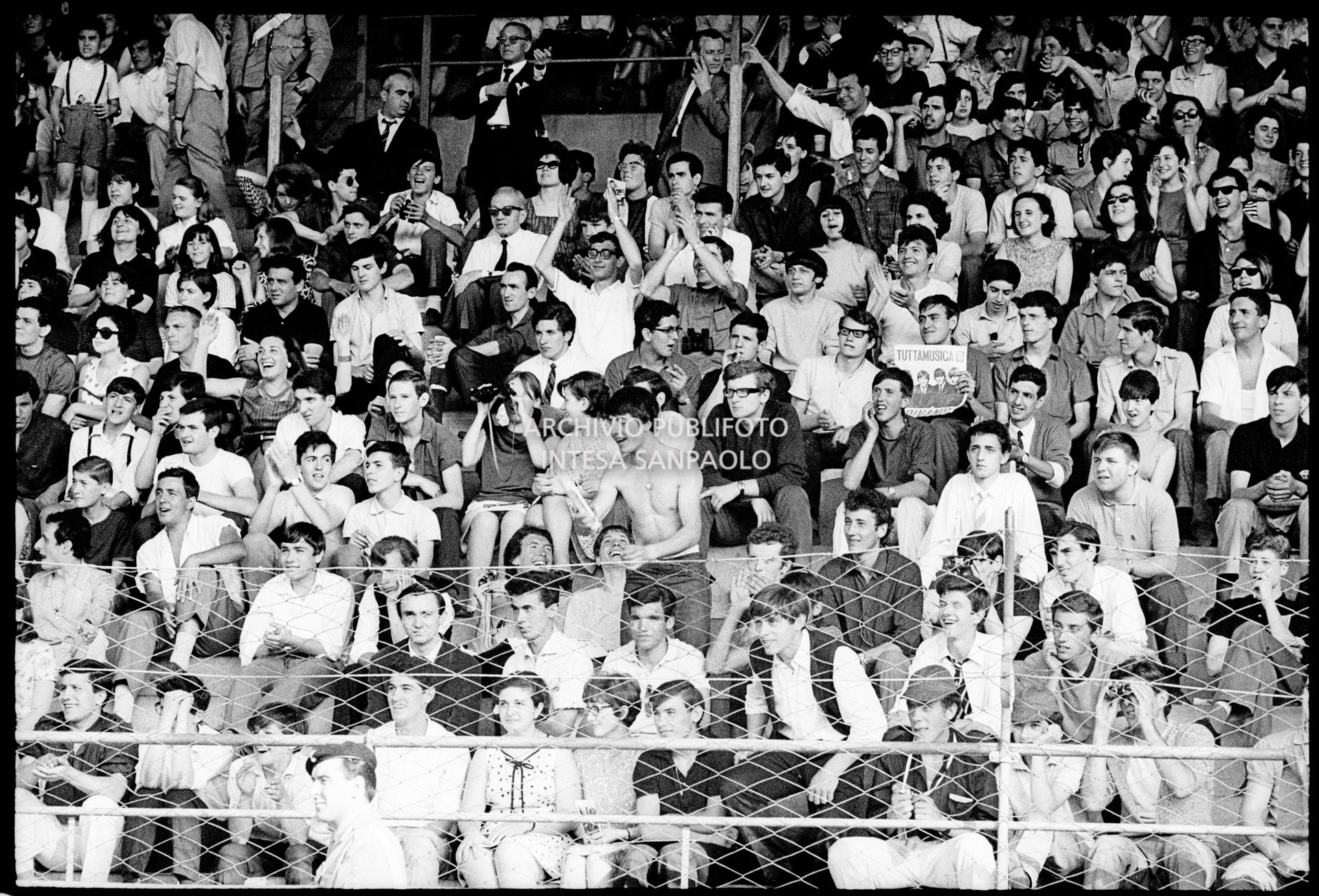 Fan sugli spalti al concerto pomeridiano dei Beatles al Vigorelli di Milano