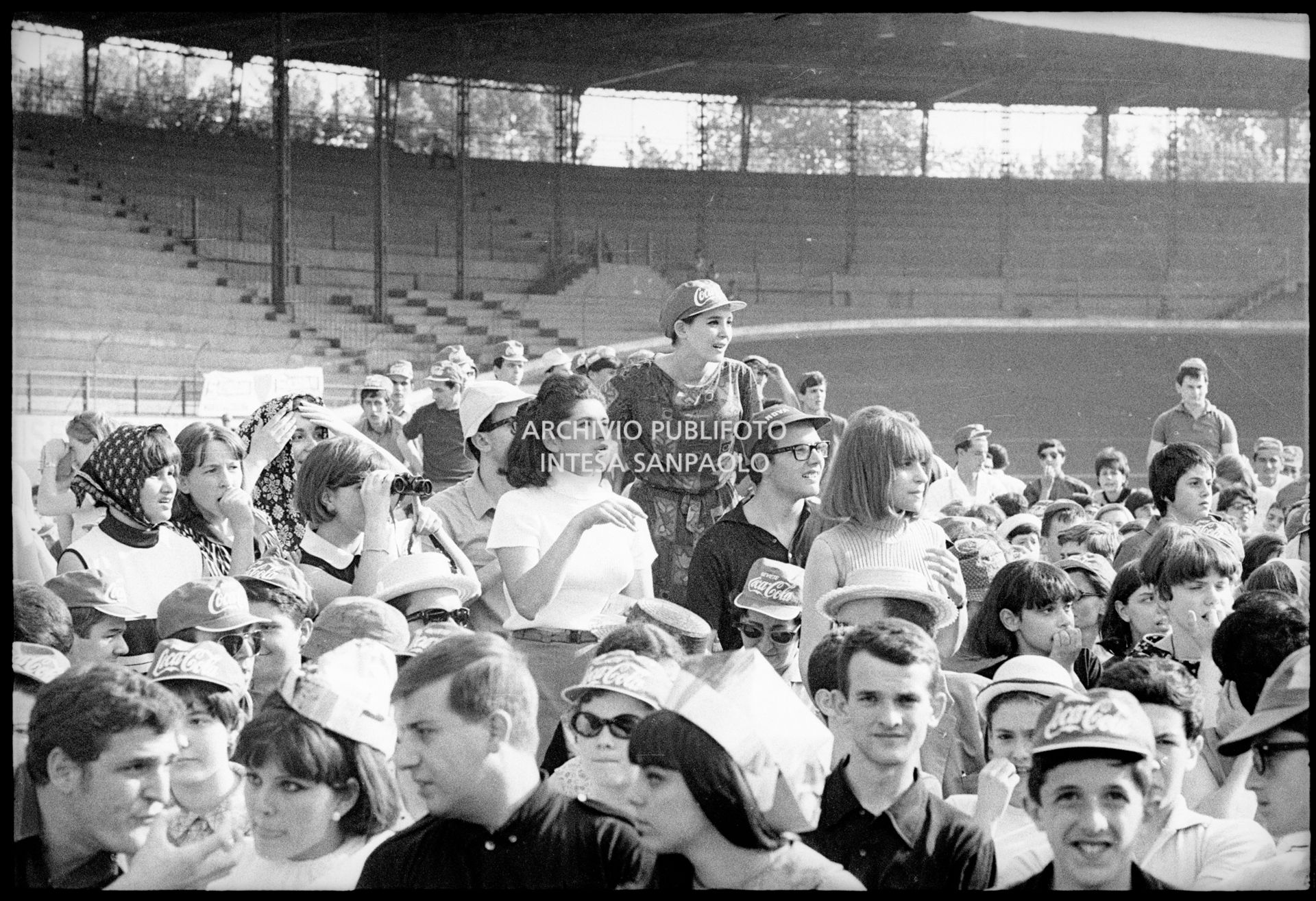 Pubblico al concerto pomeridiano dei Beatles al Vigorelli di Milano: a sinistra Claudia Mori e Gino Santercole