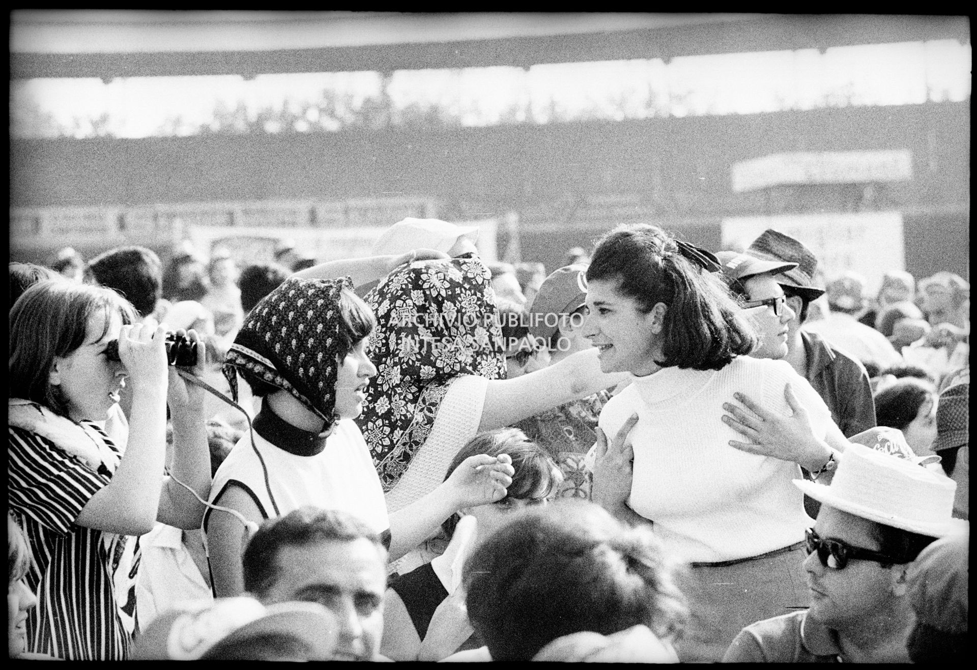 Pubblico al concerto pomeridiano dei Beatles al Vigorelli di Milano