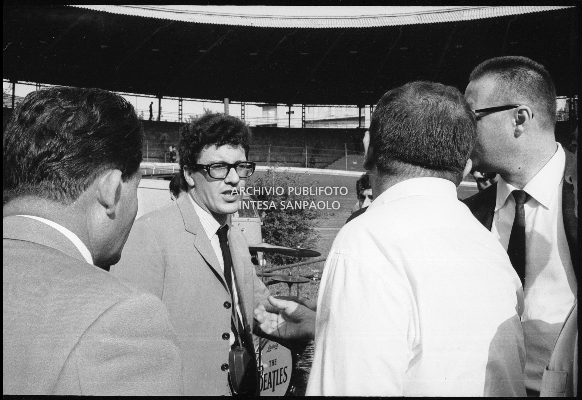 Peppino di Capri nel backstage al concerto pomeridiano dei Beatles al Vigorelli di Milano