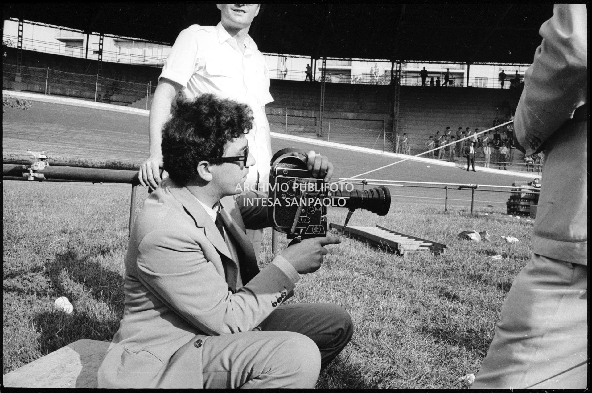Peppino di Capri riprende con la cinepresa il concerto pomeridiano dei Beatles al Vigorelli di Milano