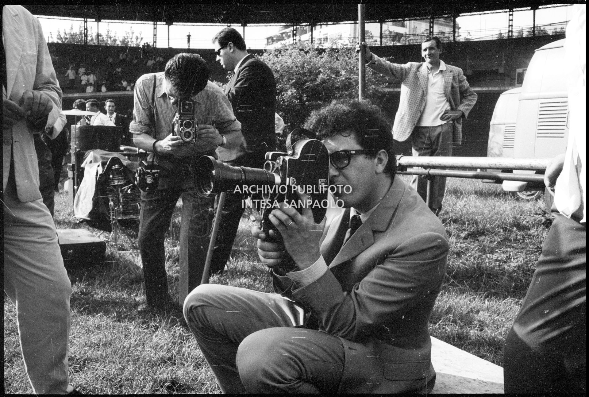 Peppino di Capri riprende con la cinepresa il concerto pomeridiano dei Beatles al Vigorelli di Milano