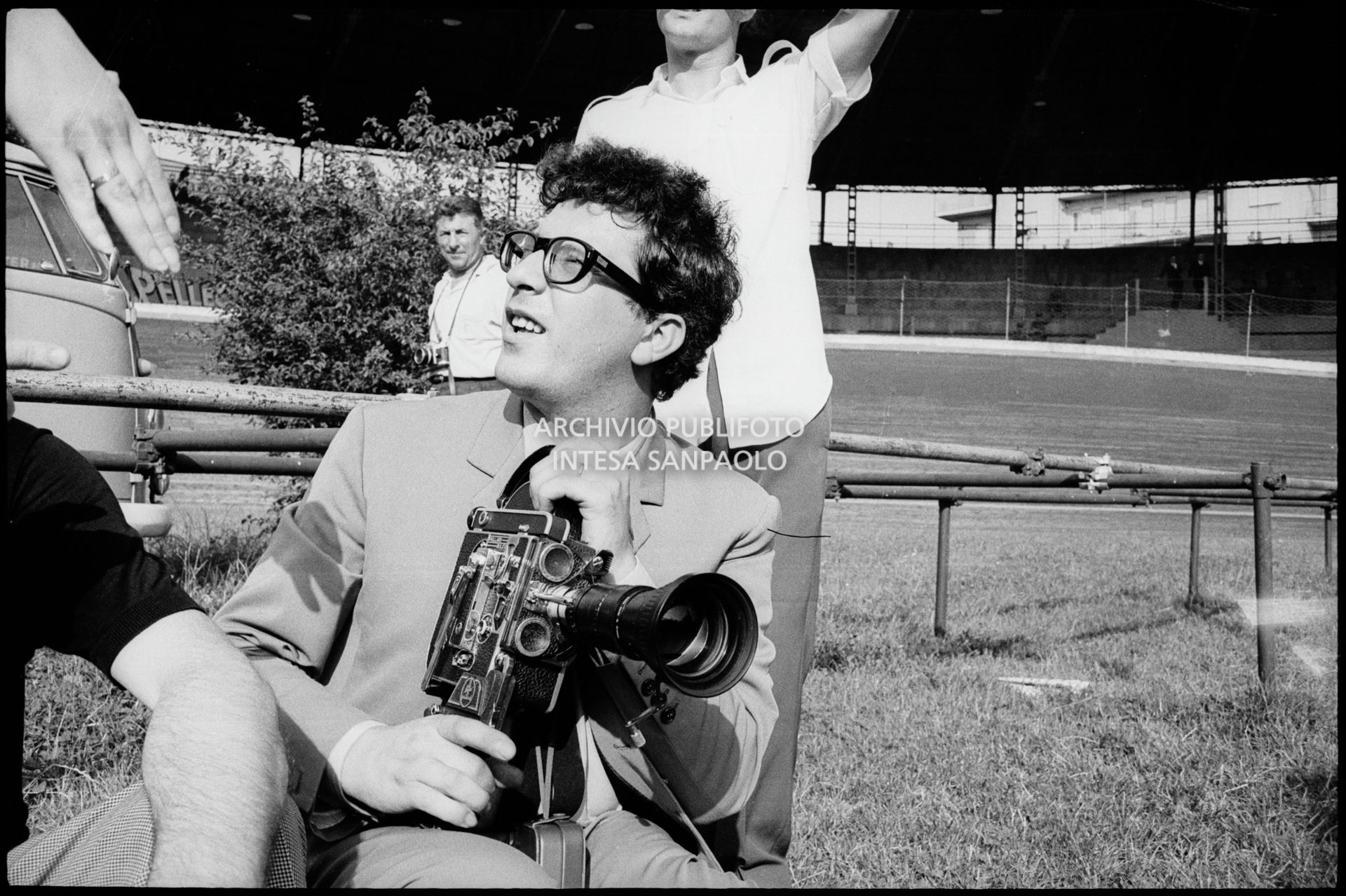 Peppino di Capri con la cinepresa con cui riprende il concerto pomeridiano dei Beatles al Vigorelli di Milano