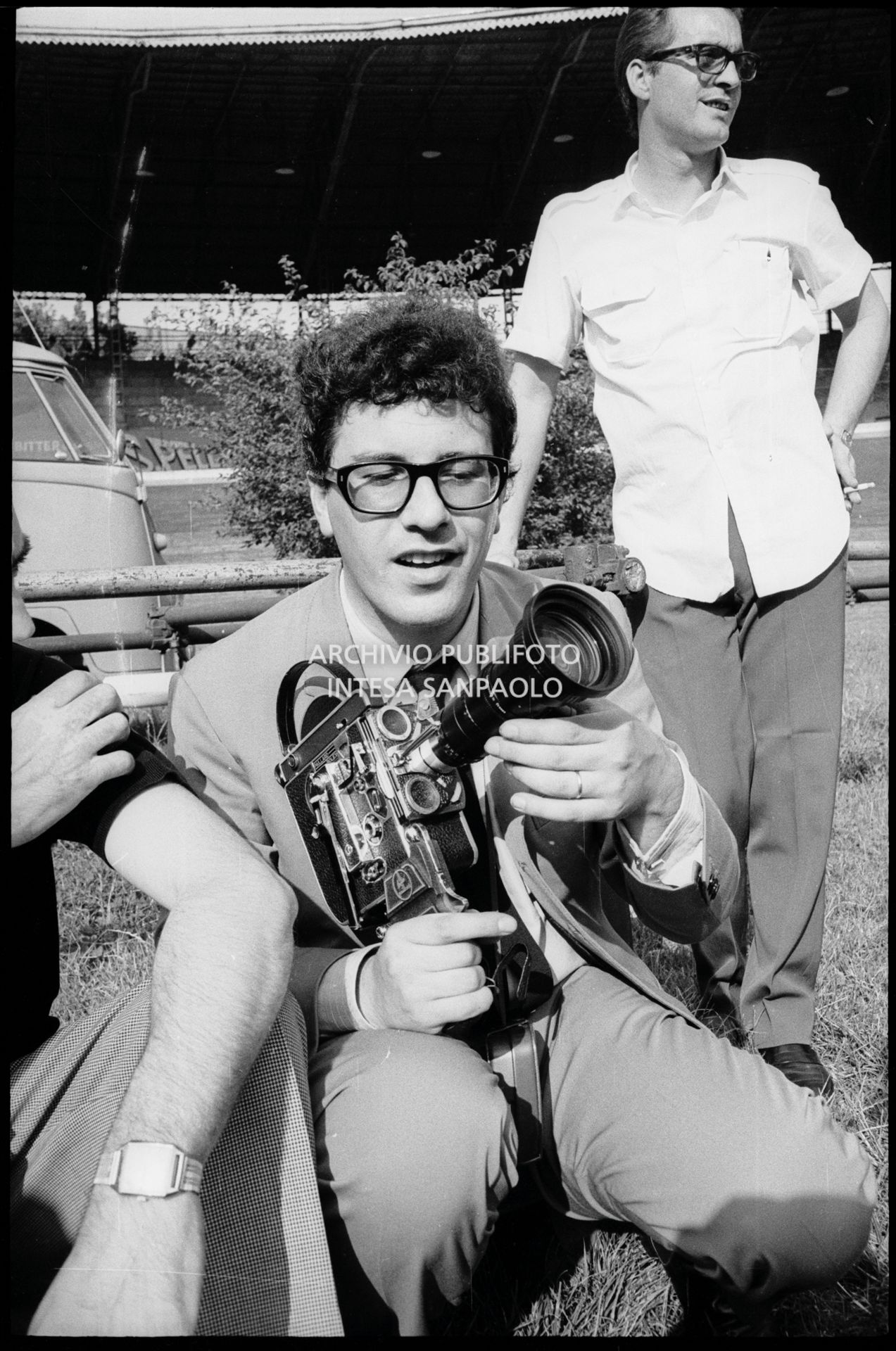 Peppino di Capri con la cinepresa con cui riprende il concerto pomeridiano dei Beatles al Vigorelli di Milano