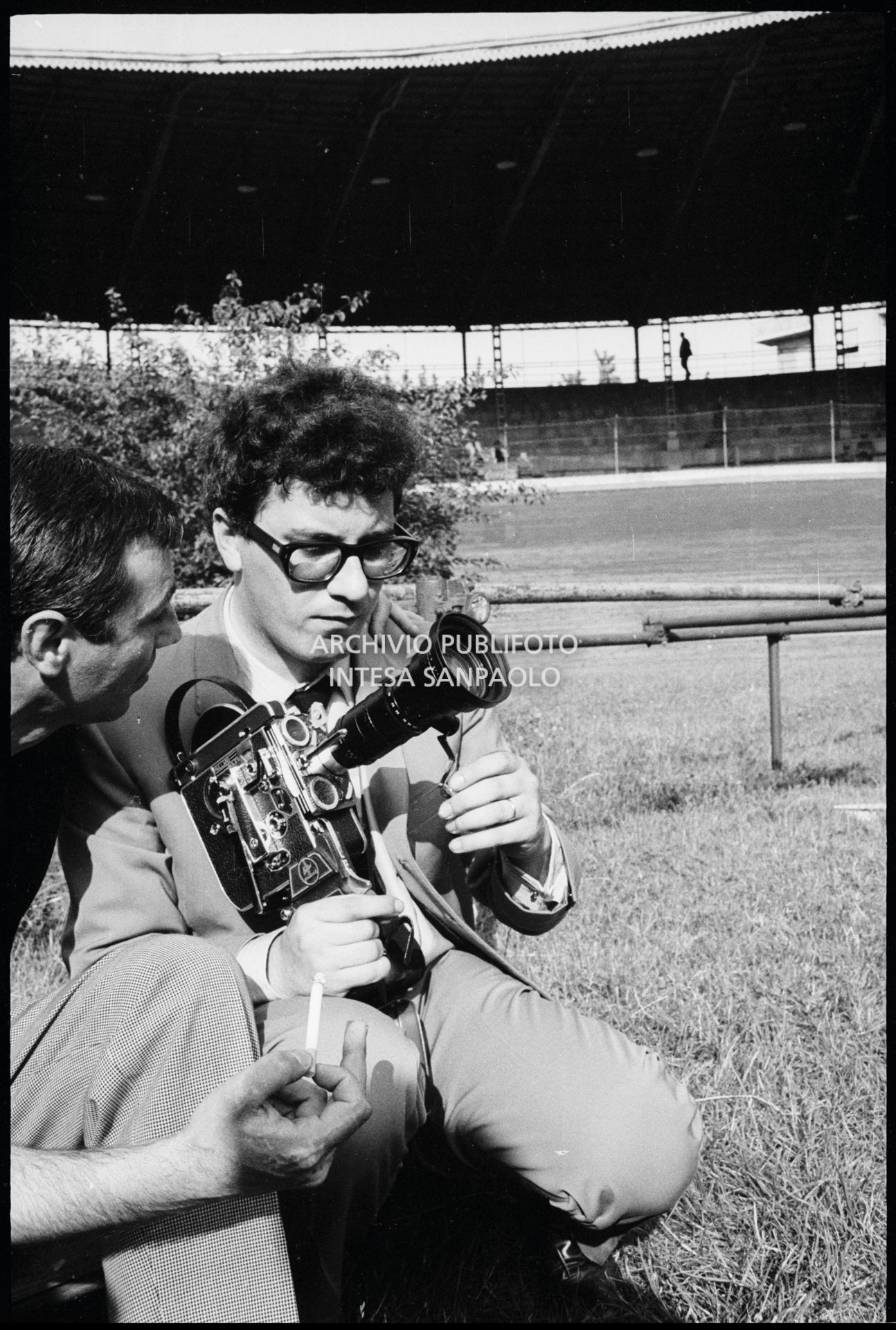 Peppino di Capri con la cinepresa con cui riprende il concerto pomeridiano dei Beatles al Vigorelli di Milano