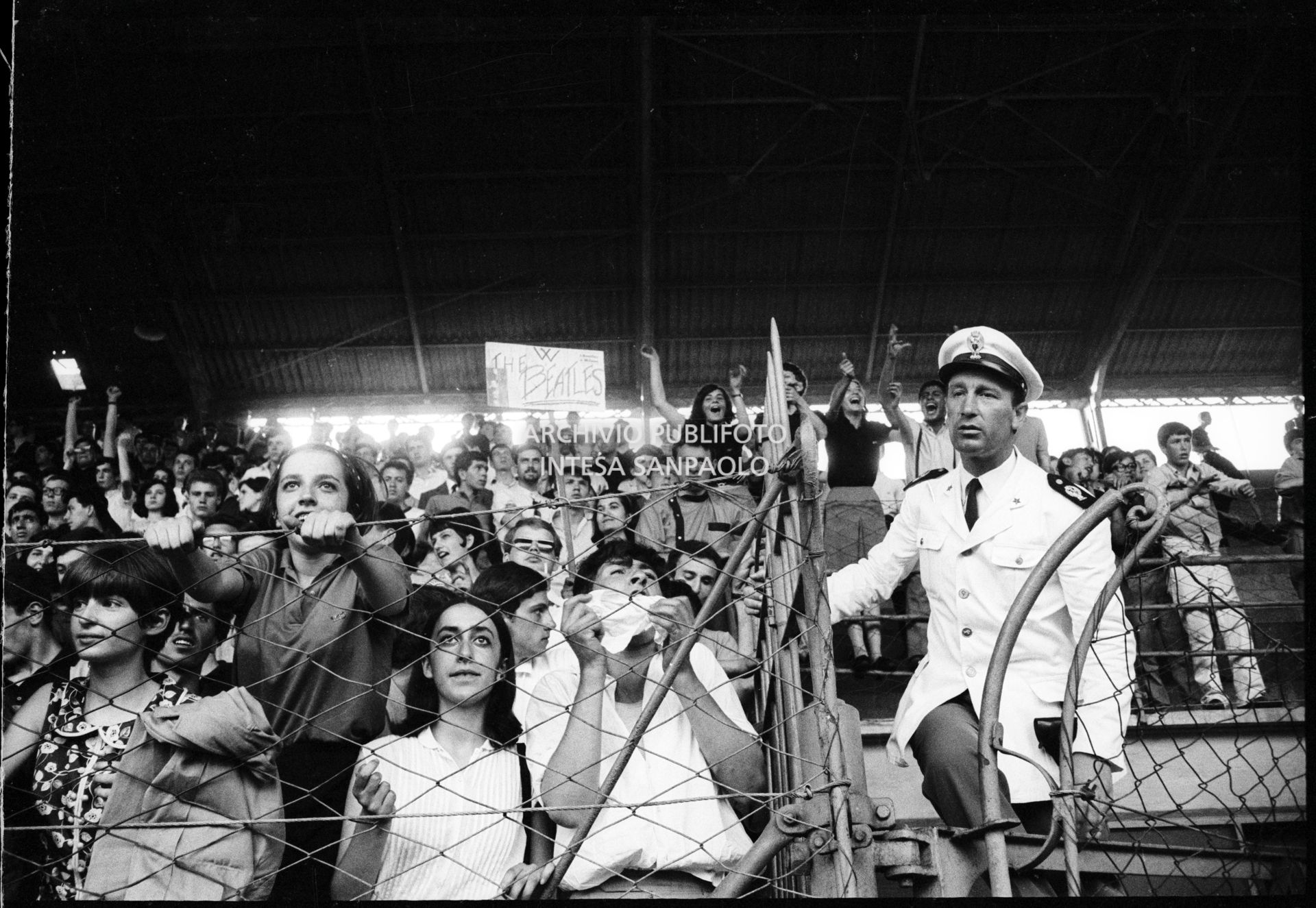 Fan sugli spalti al concerto pomeridiano dei Beatles al Vigorelli di Milano