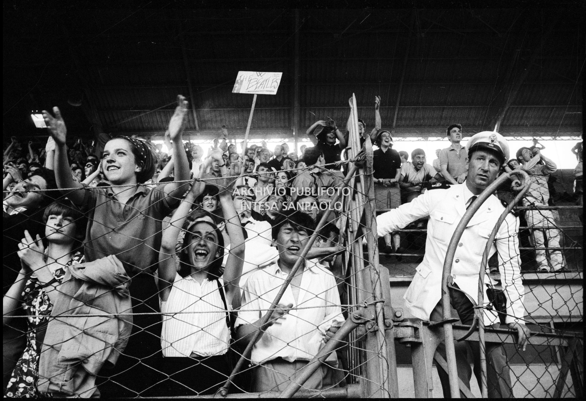 Fan scatenati sugli spalti al concerto pomeridiano dei Beatles al Vigorelli di Milano