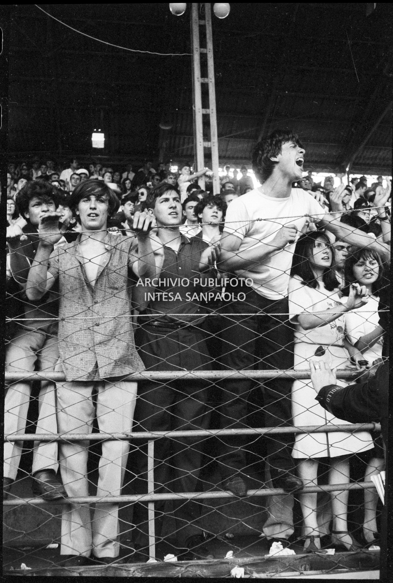 Fan scatenati sugli spalti al concerto pomeridiano dei Beatles al Vigorelli di Milano