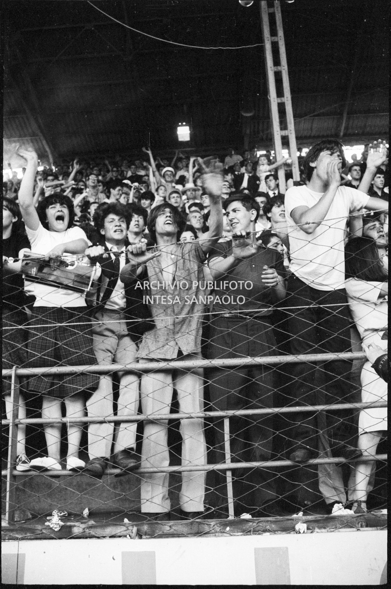 Fan scatenati sugli spalti al concerto pomeridiano dei Beatles al Vigorelli di Milano