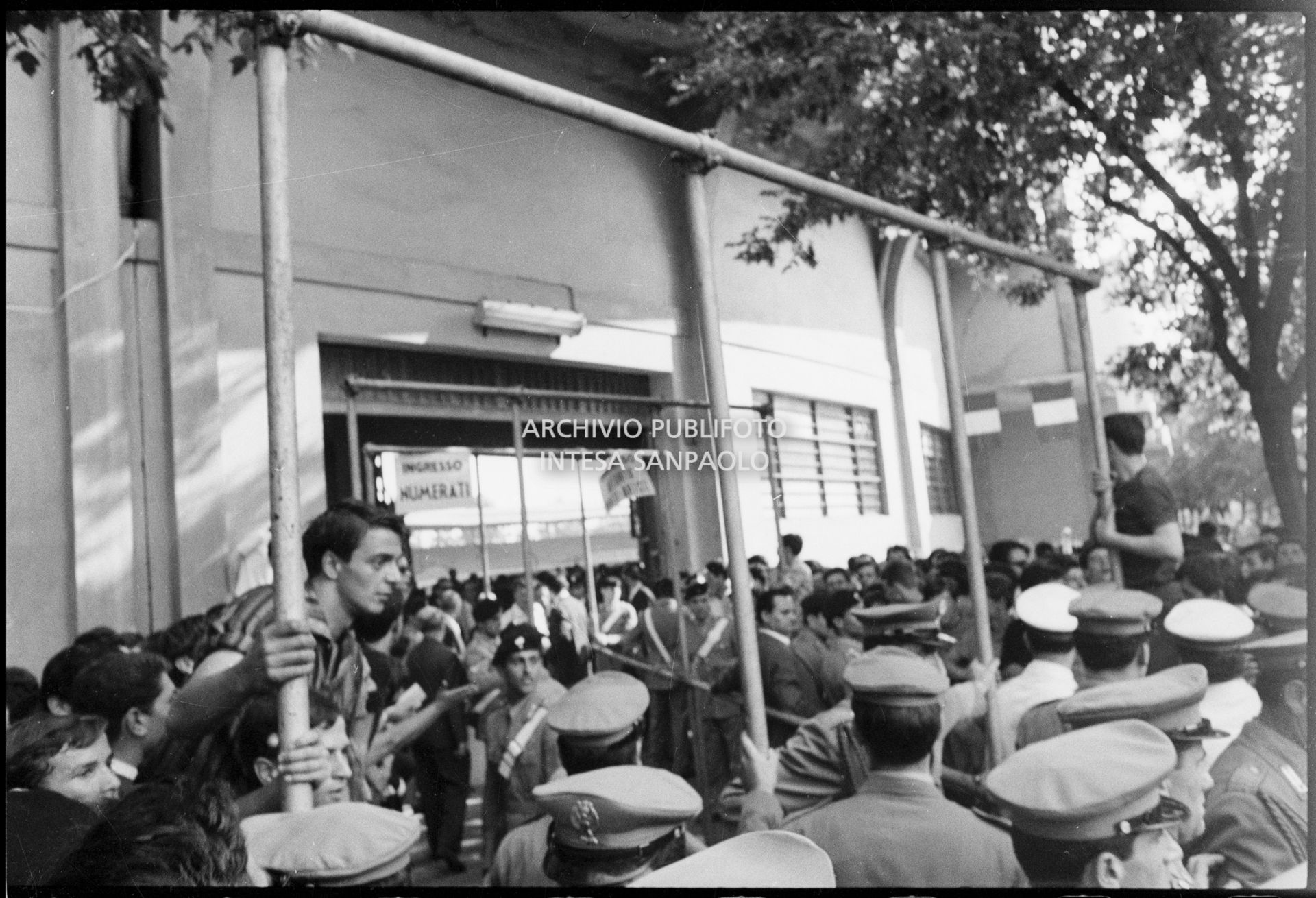 Pubblico all'esterno del Vigorelli di Milano in attesa di entrare per il concerto dei Beatles