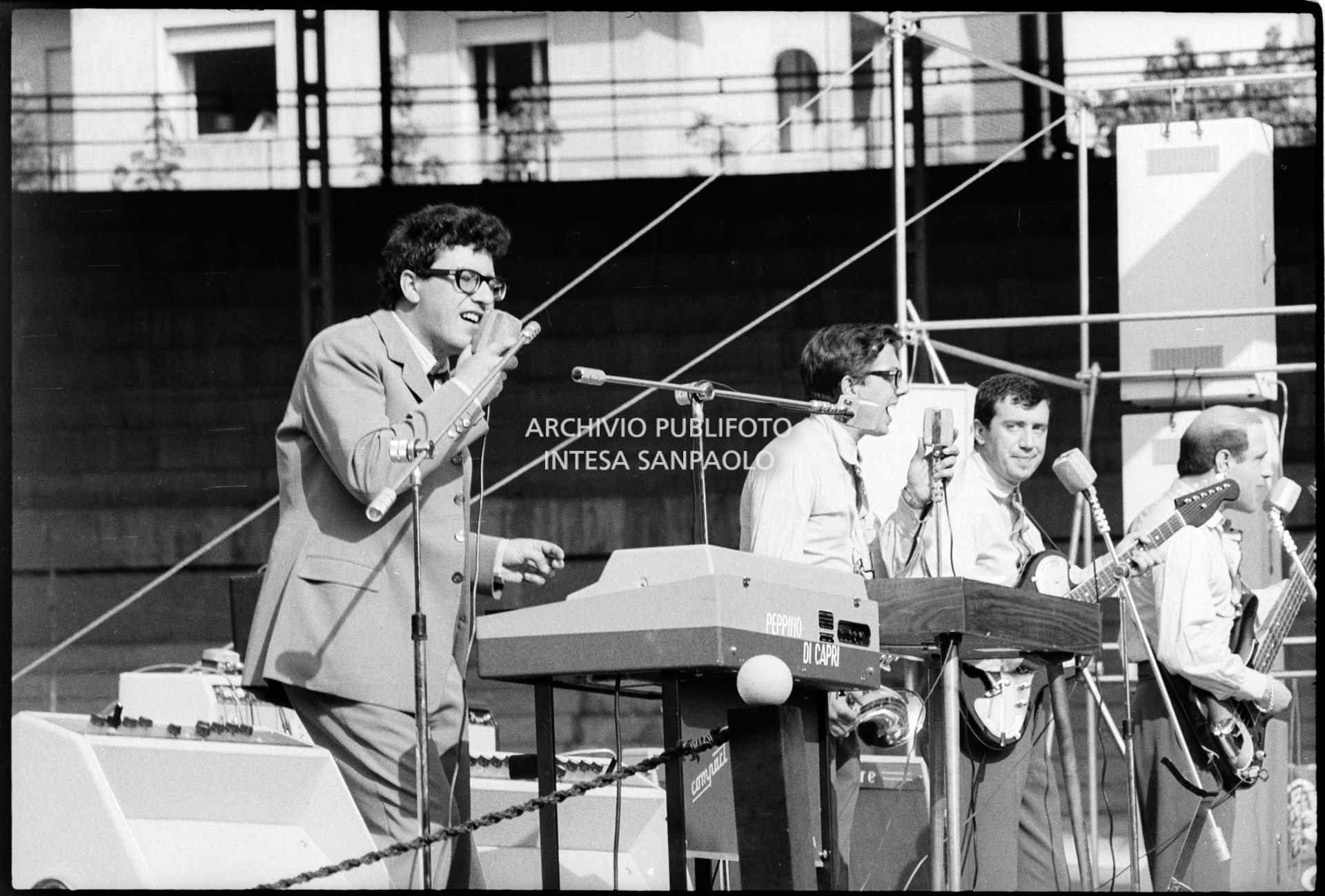 Peppino di Capri apre il concerto pomeridiano dei Beatles al Vigorelli di Milano